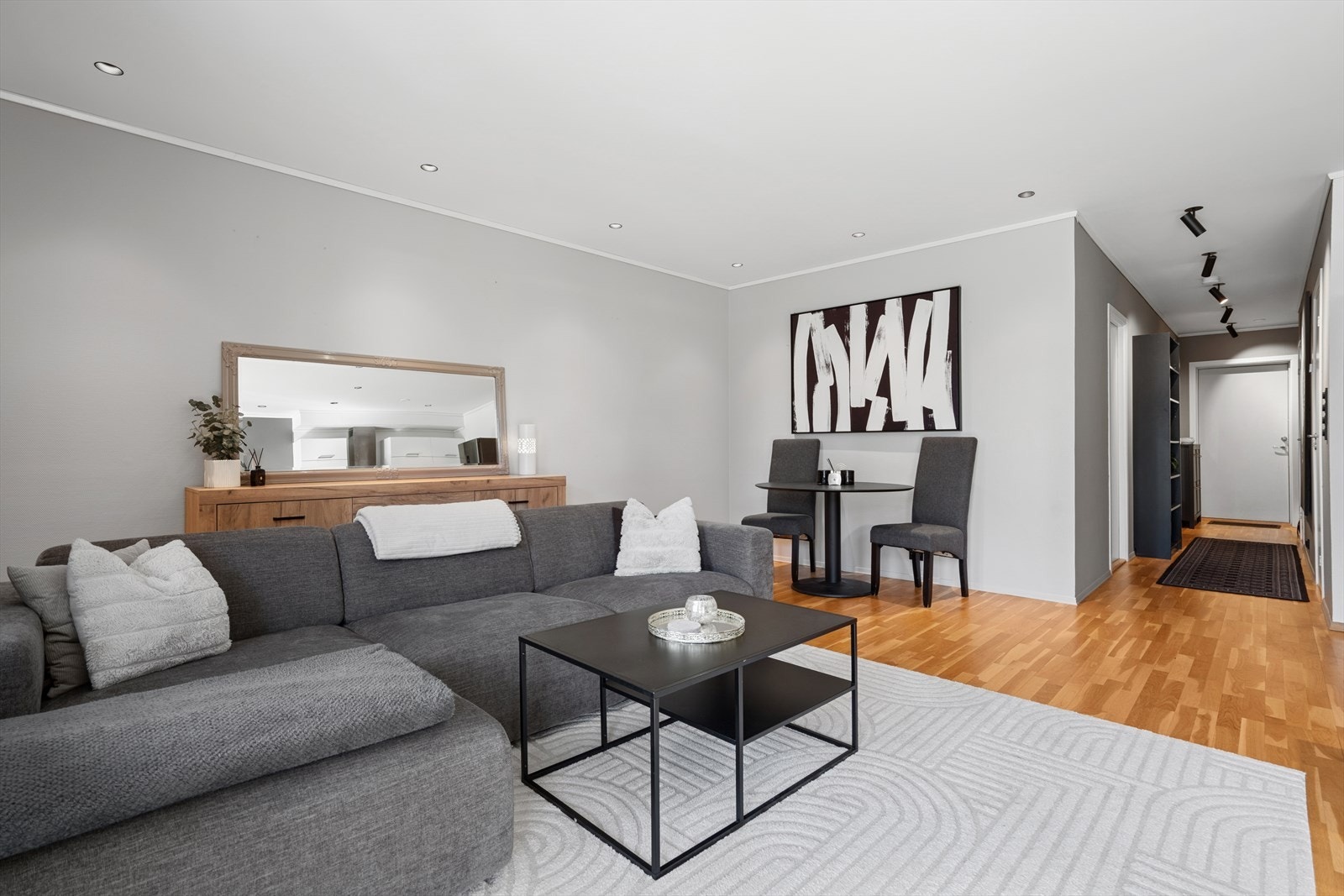 Leiligheten har en svært praktisk planløsning som gir deg plass til flere sosiale soner. Galleribilde