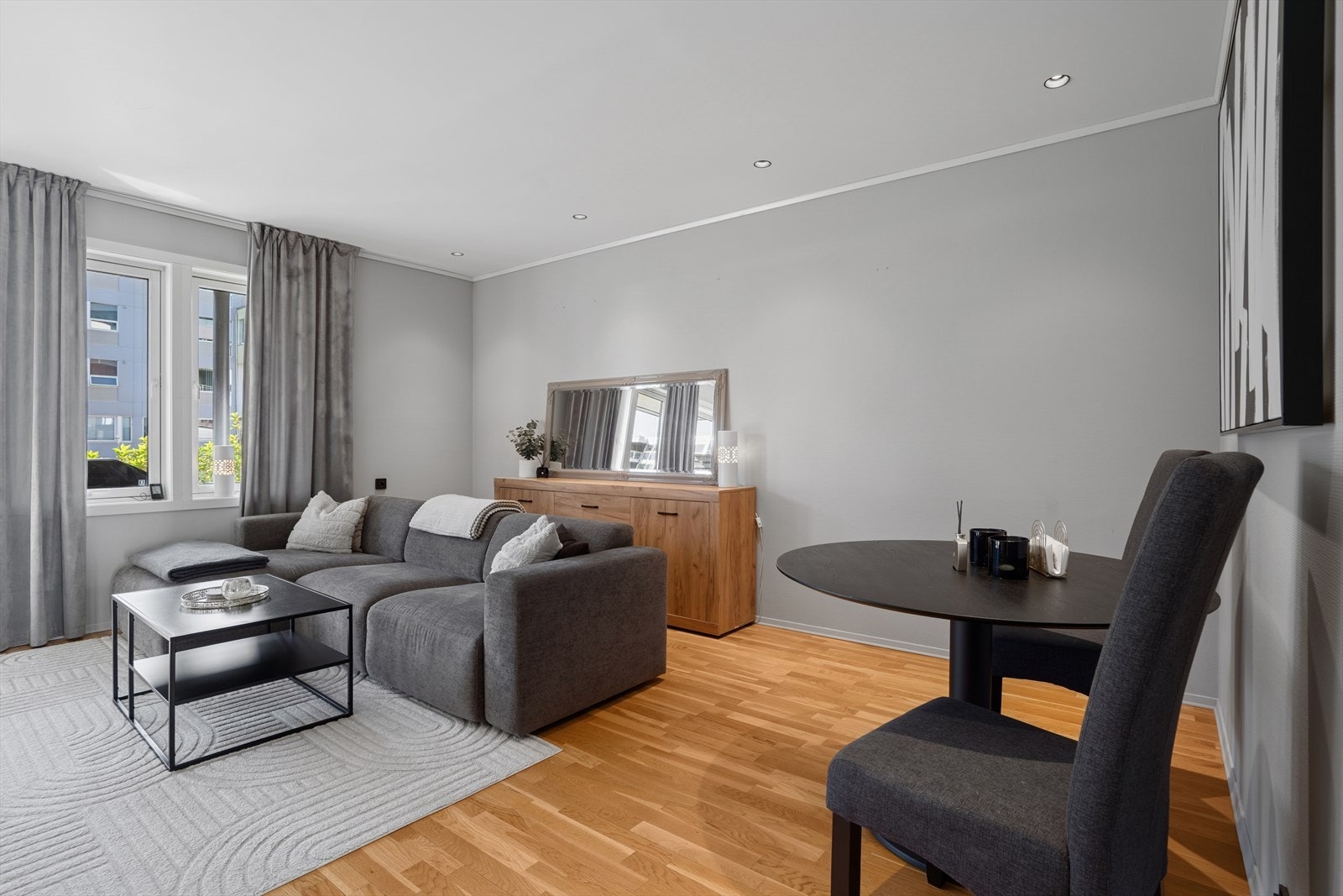 Her har du plass til sofaagruppe og annet ønskelig møblement. Galleribilde