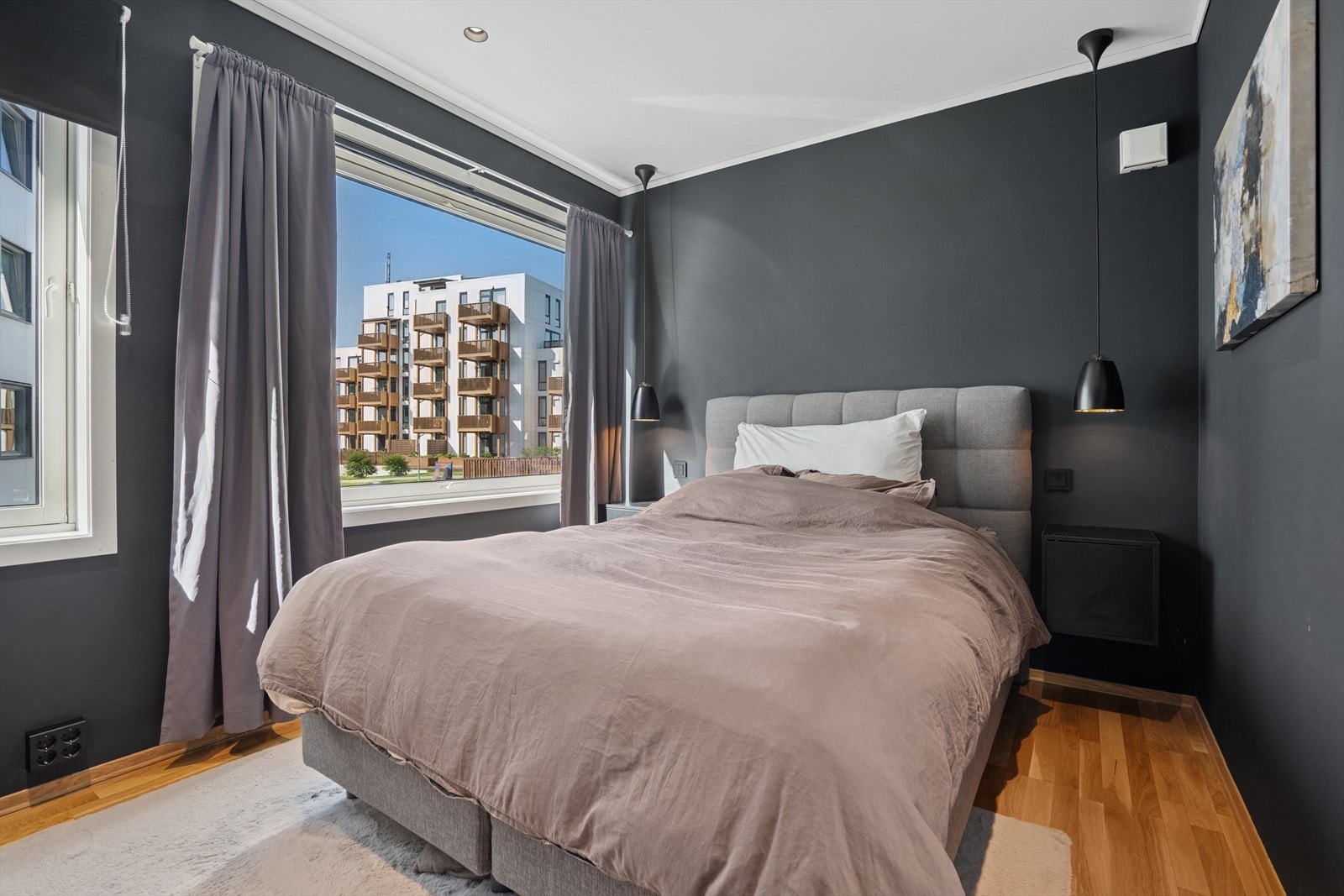 Leiligheten har to soverom av god størrelse. Downligths i himling og store vindusflater som bidrar til natulig lys. Galleribilde