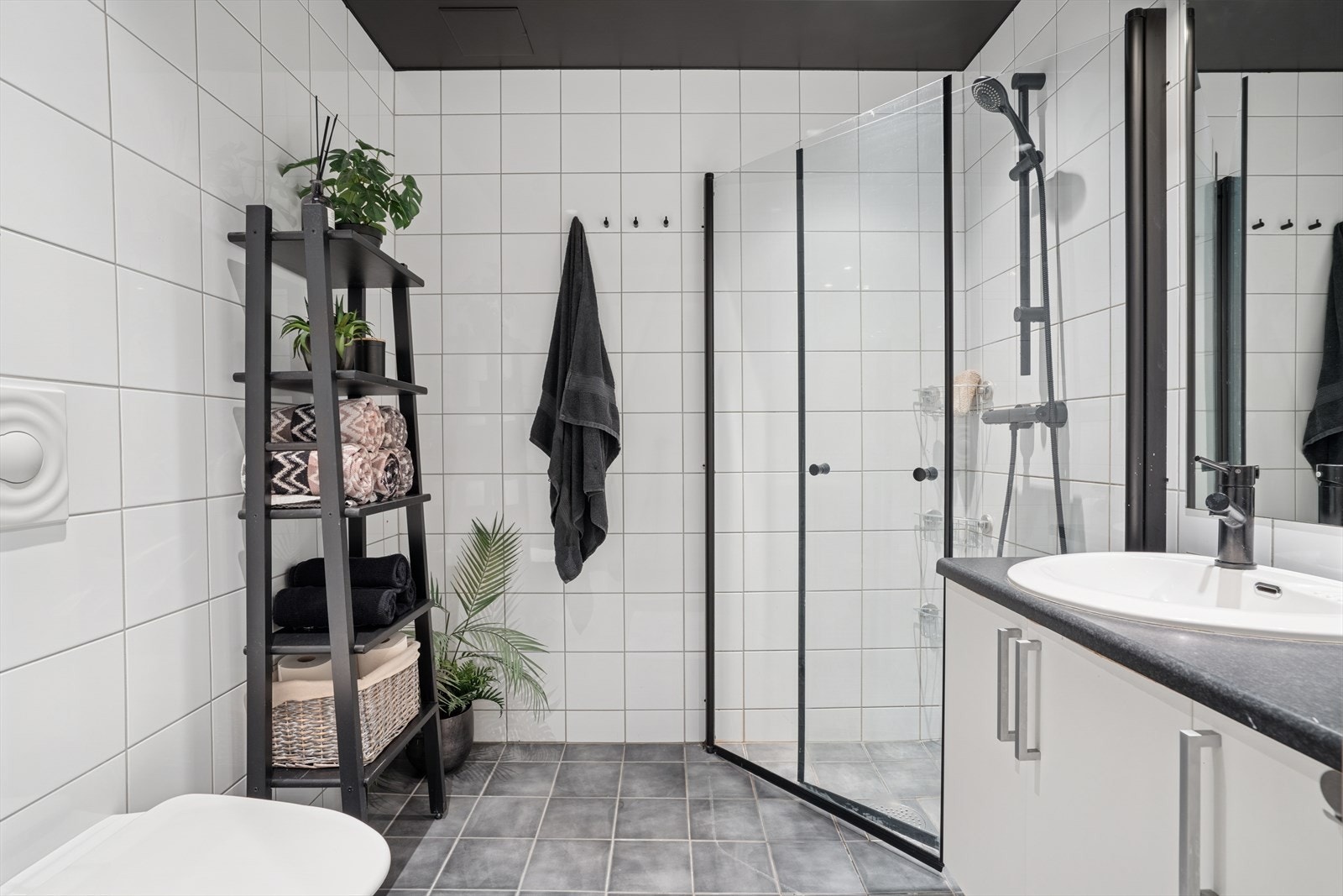 Her finner du en romslig servantinnredning, vegghengt toalett og dusjhjørne. Galleribilde