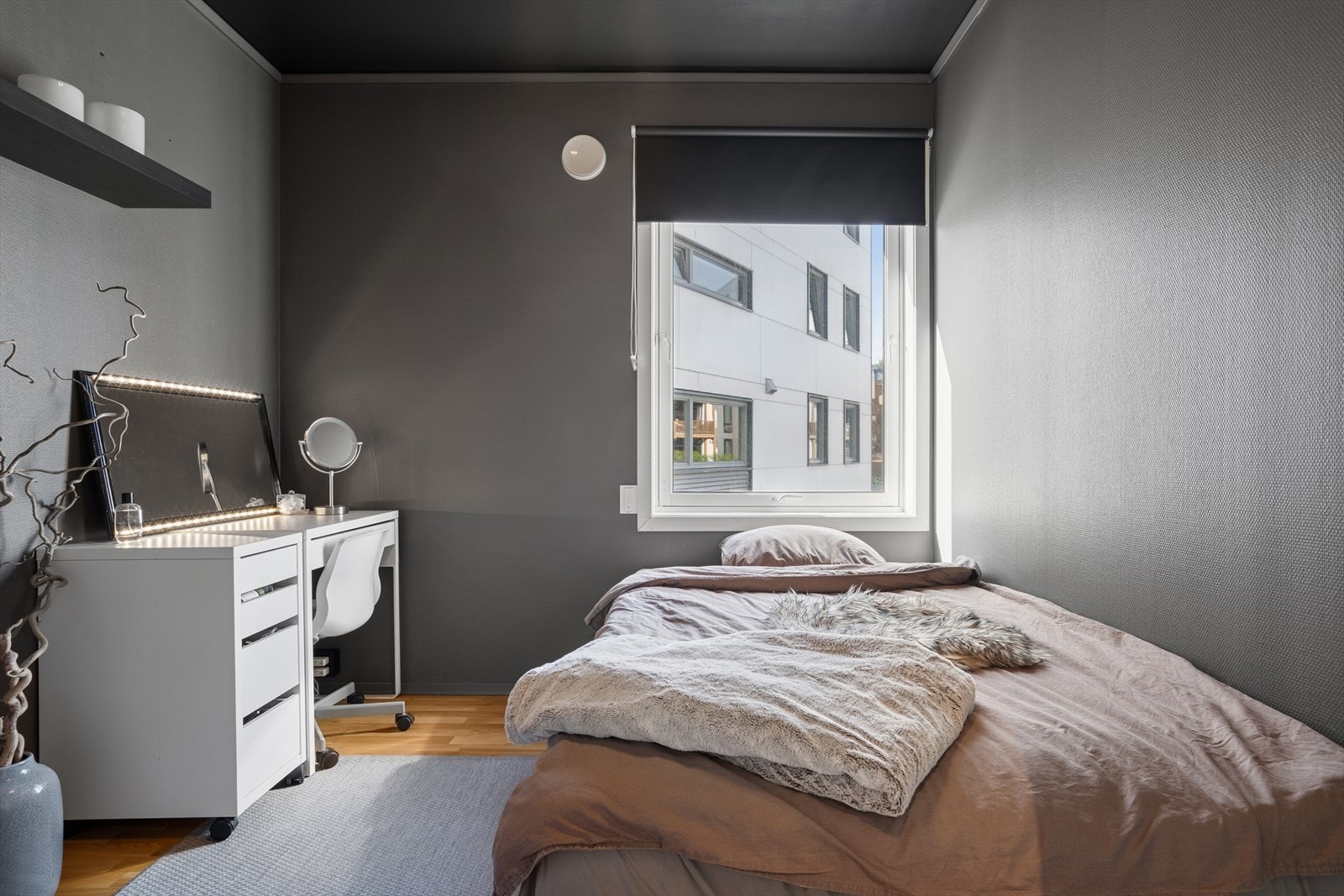 Soverom nr. 2 med god plass til seng og annet ønskelig møblement. Galleribilde