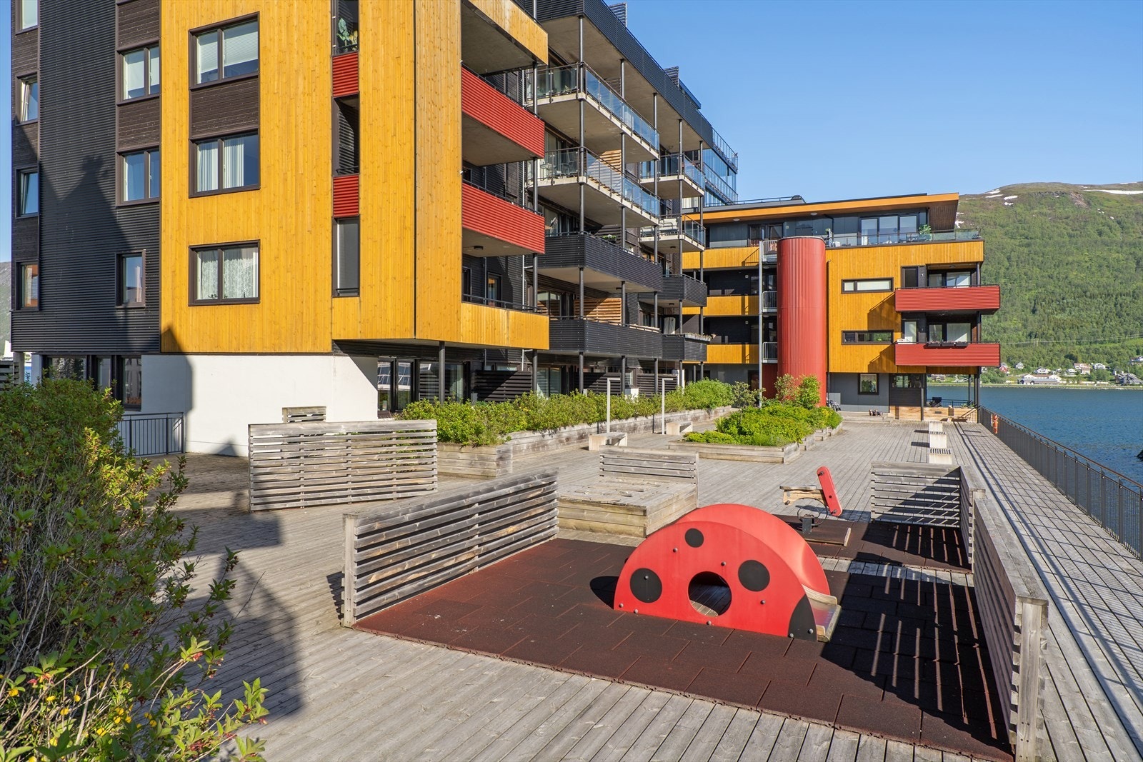 Borettslaget har en fin beliggenhet like ved sjøkanten. Galleribilde