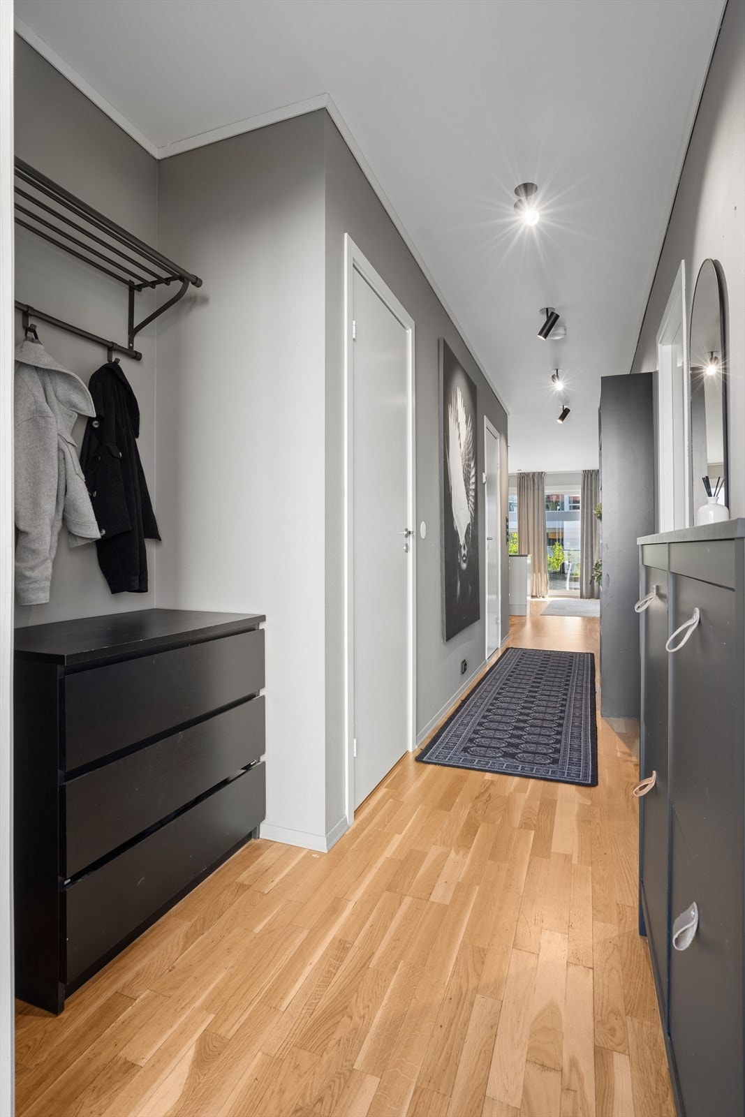 Du ønskes velkommen inn i en lys og innbydende entré med god plass til oppbevaring. Galleribilde