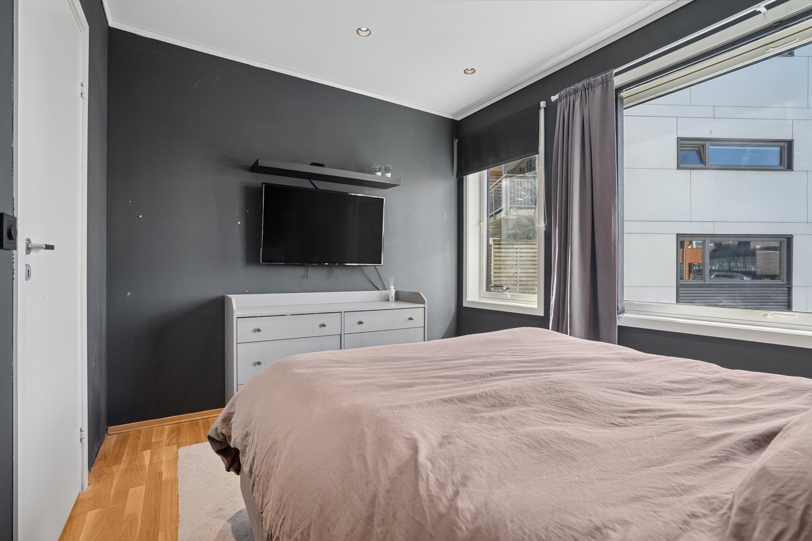 Her er det plass til kommode og TV! Galleribilde