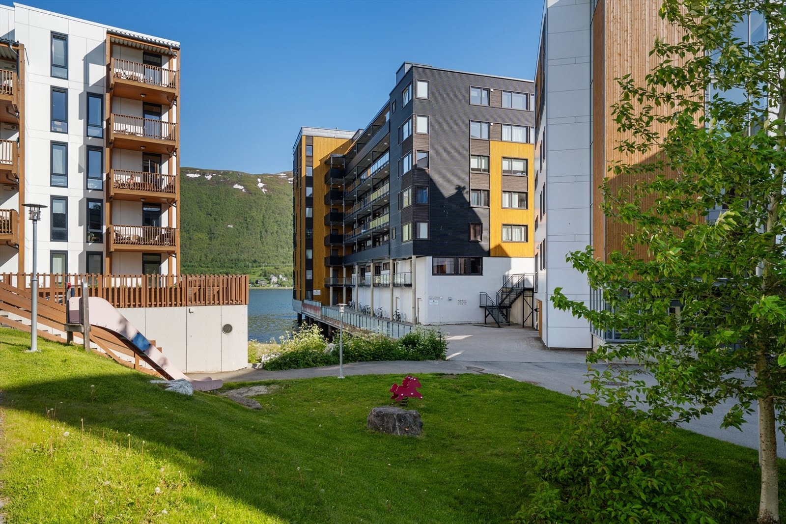 Borettslaget har solrike fellesområder opparbeidet med plen, internveier og lekestativ. Galleribilde