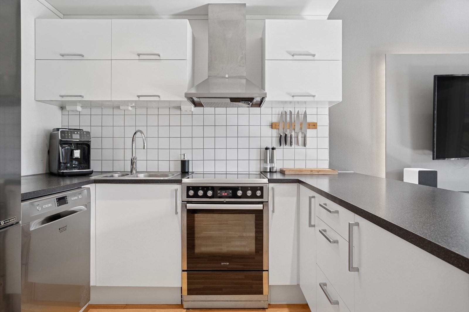 Kjøkkenet har en moderne og lettstelt innredning med det du behøver av skap og benkeplass. Galleribilde