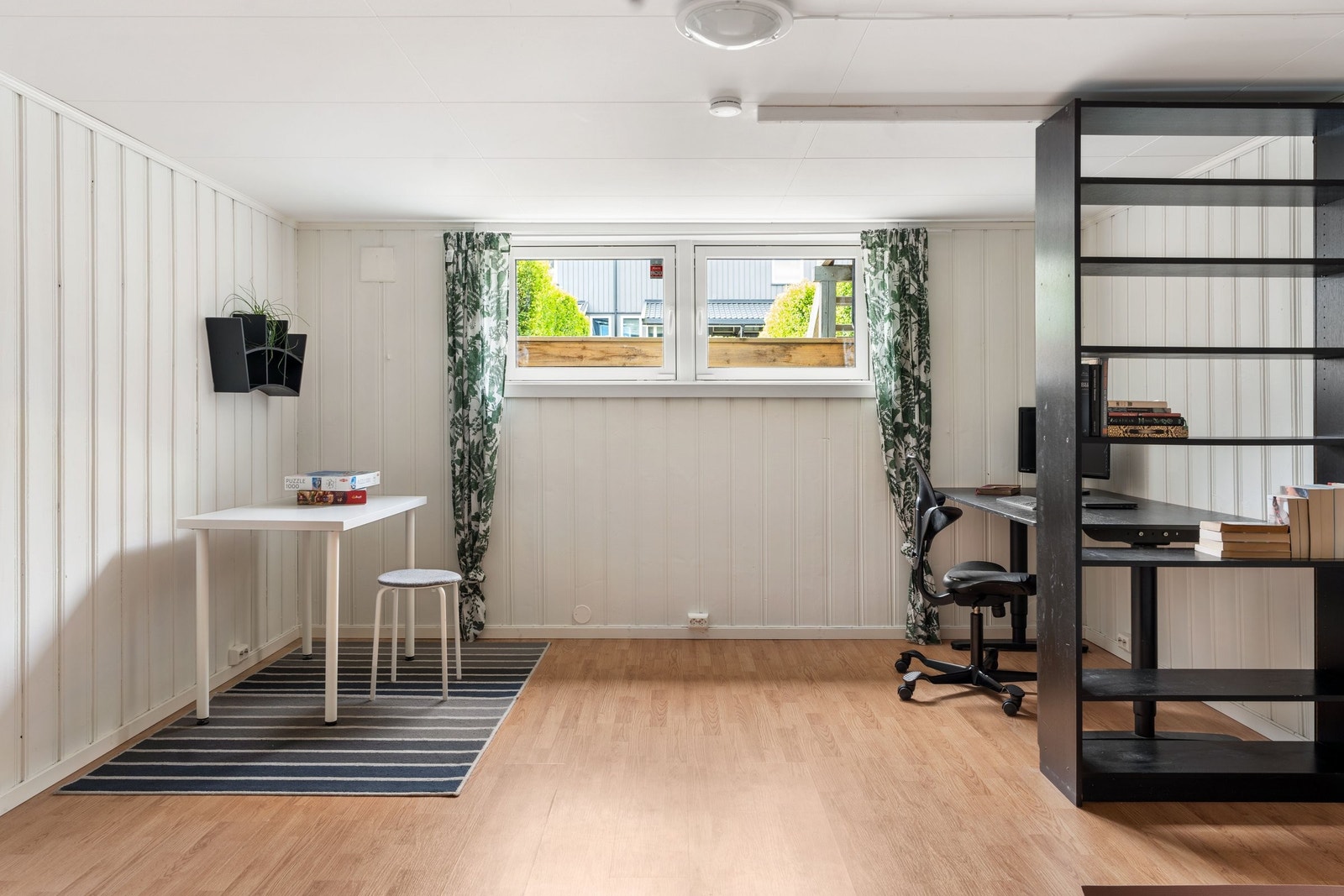 Underetasjen kan lett innredes til for eksempel kjellerstue, hobbyrom, kontor etter hva man måtte ønske. Rommet er ikke godkjent som soverom/varig opphold. Galleribilde