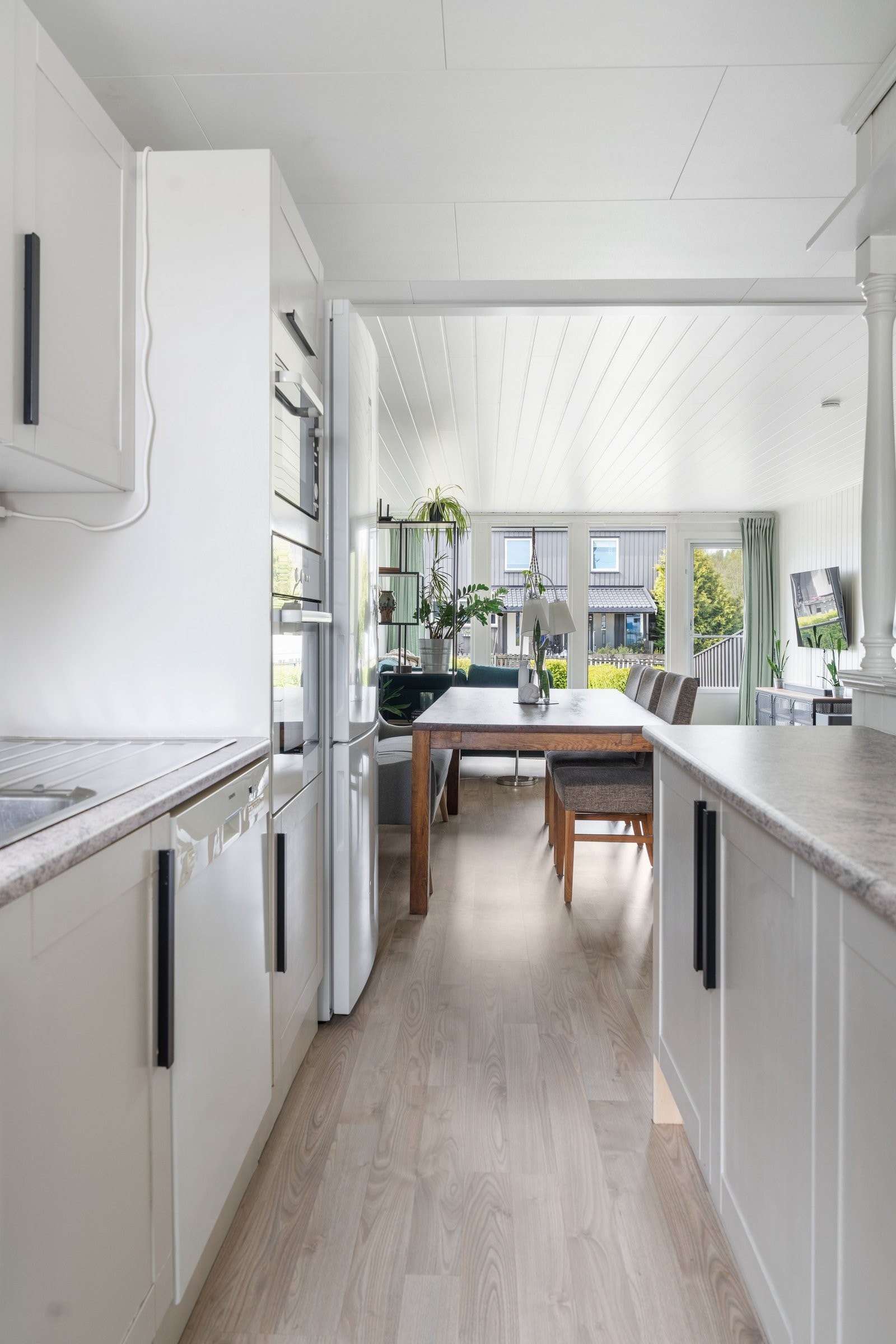 Kjøkkenet har en åpen løsning mot stuen – perfekt for sosiale sammenkomster og hyggelige kvelder med familie og venner. Galleribilde