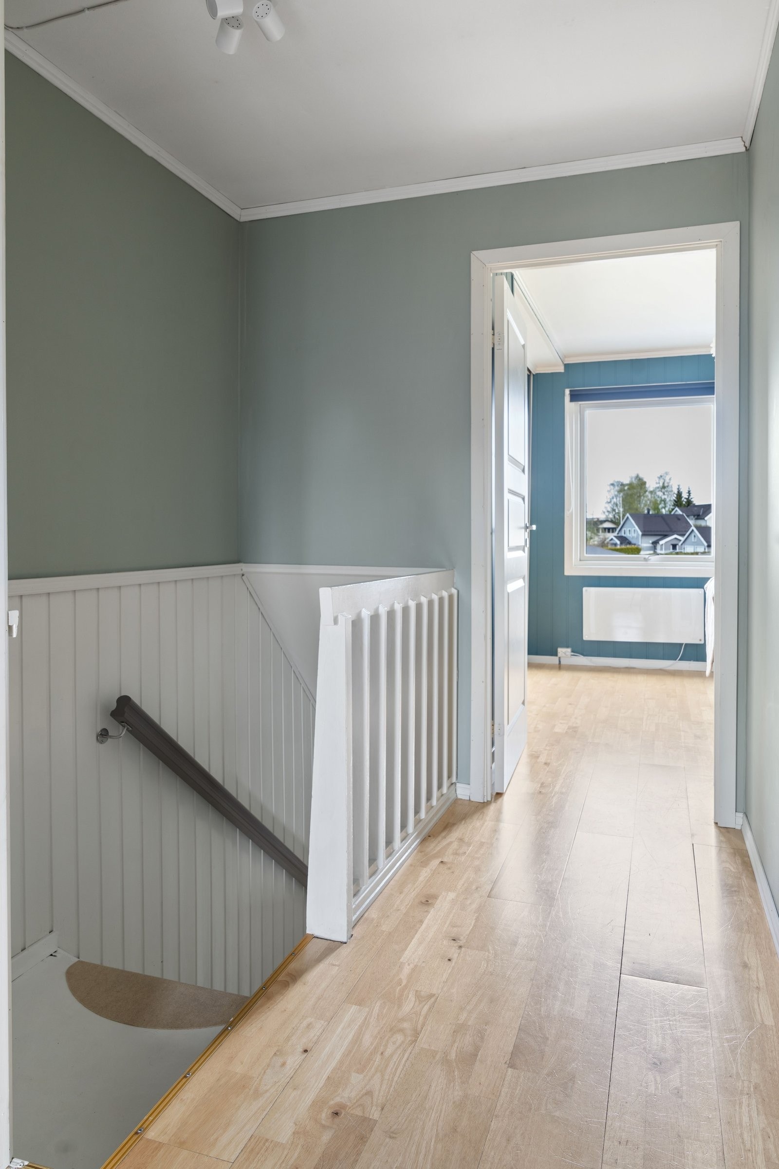 I den første etasjen har huset to soverom av god størrelse og hovedbad. Galleribilde