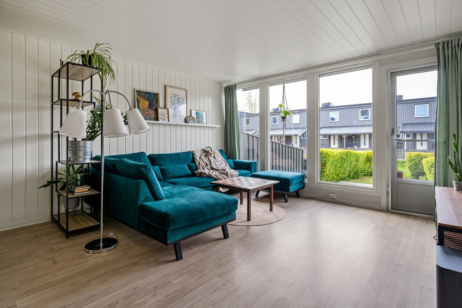 Allromet har store vinduer, samt utgang til terrasse og hage. Galleribilde