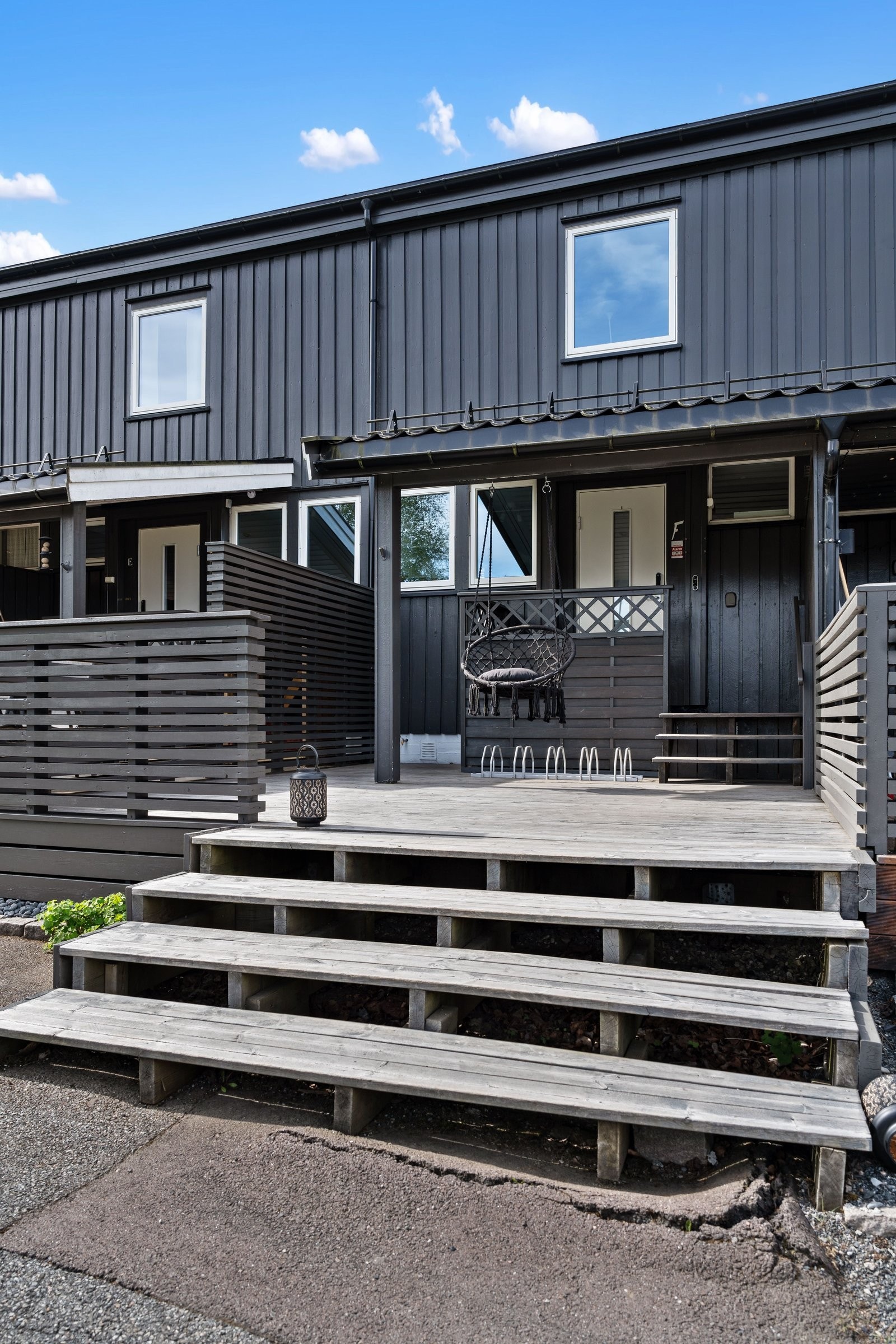 Boligen har et trivelig inngangsparti med terrasse og god plass til hagemøbler og pynt. Galleribilde