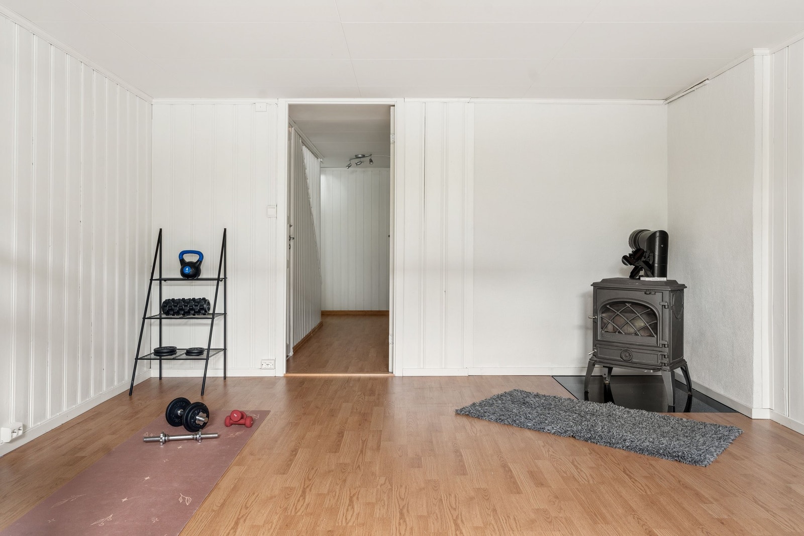 Det er installert en vedovn som gir god varme på kalde dager. Galleribilde