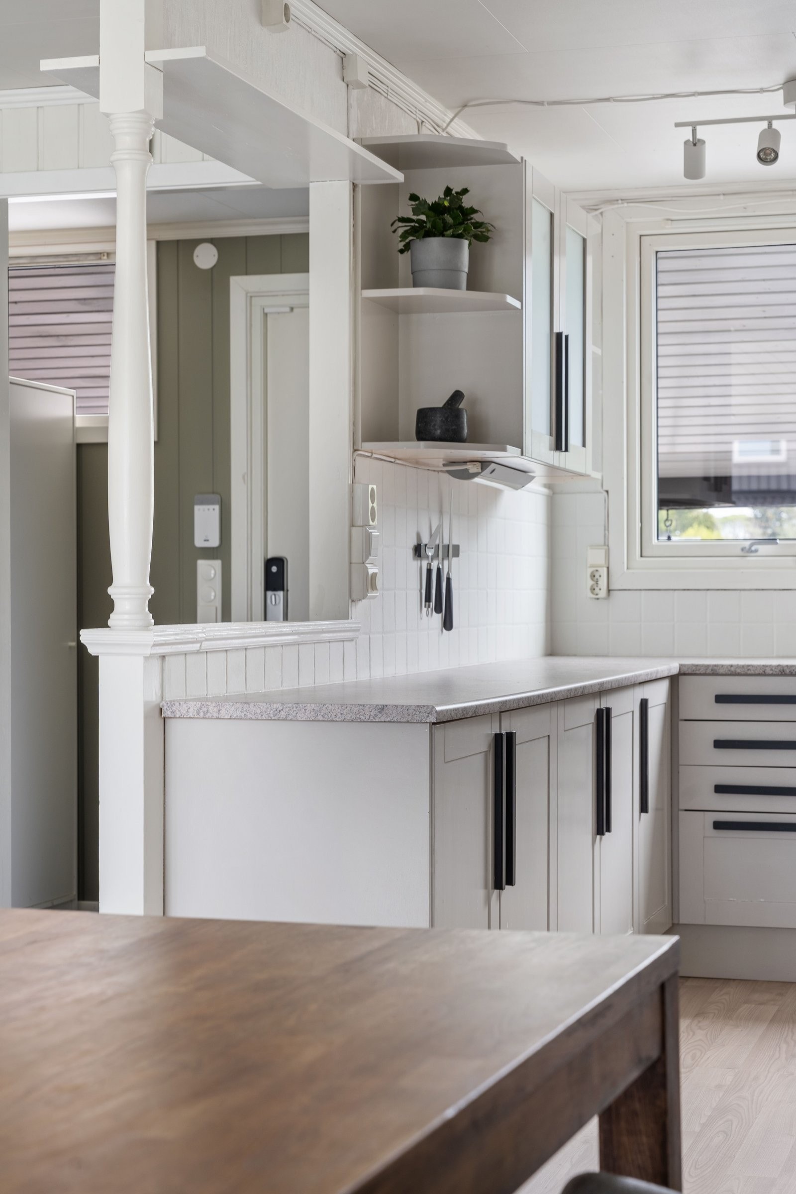 God benkeplass og fin kombinasjon av skuffer og skap for oppbevaring. Galleribilde