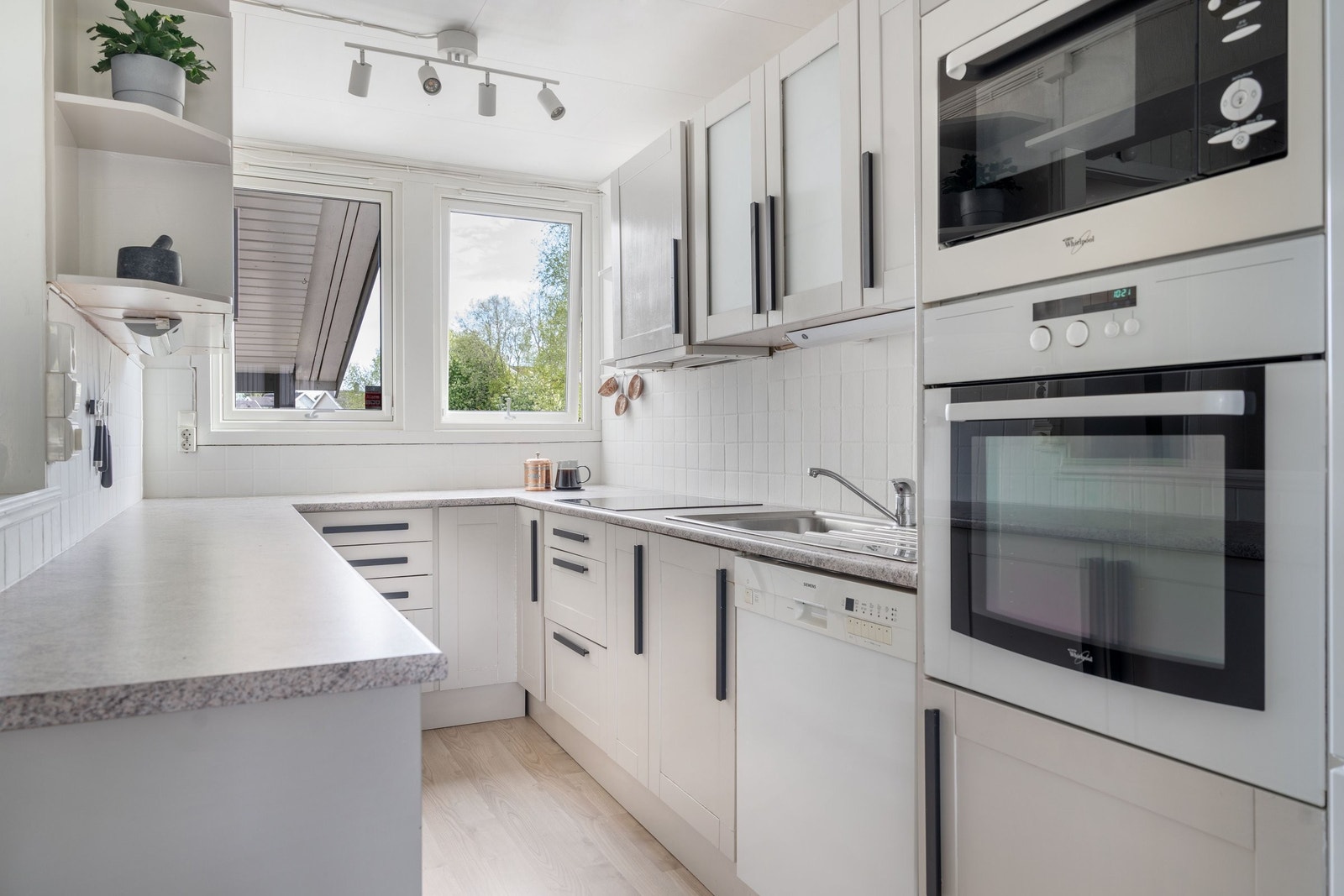 Hvitevarer som koketopp, kjøleskap, stekeovn og
mikrobølgeovn. Galleribilde