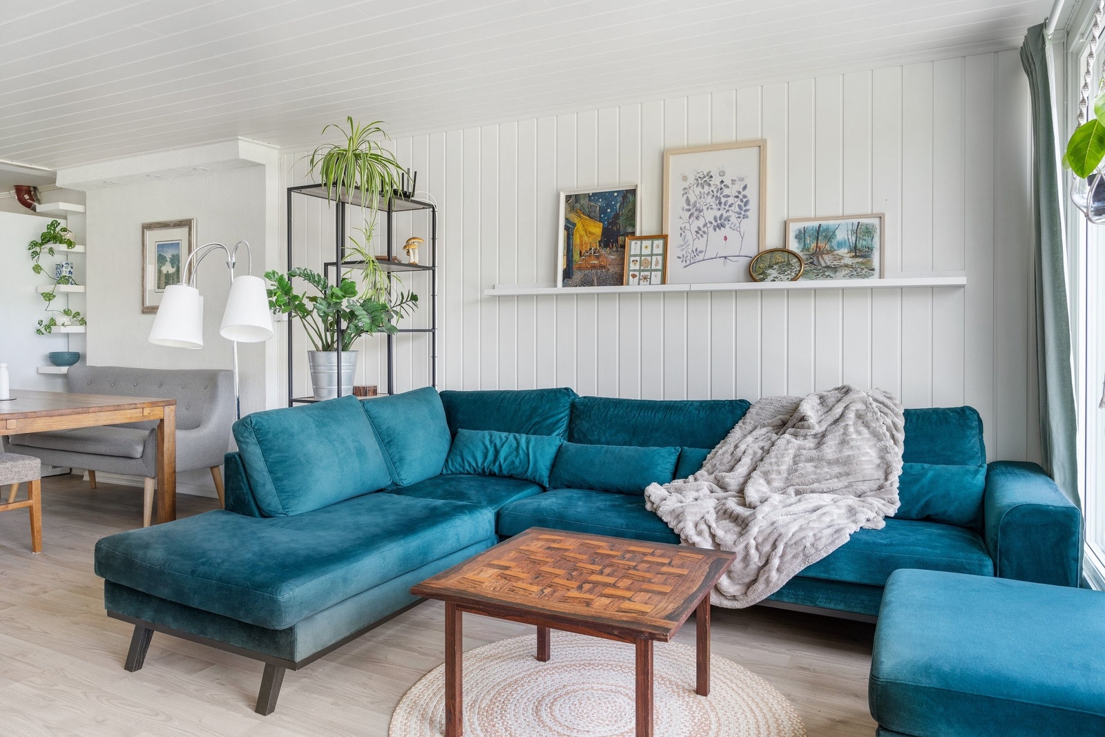 Stuen er enkel å innrede med både sofagruppe og tv-møblement. Galleribilde