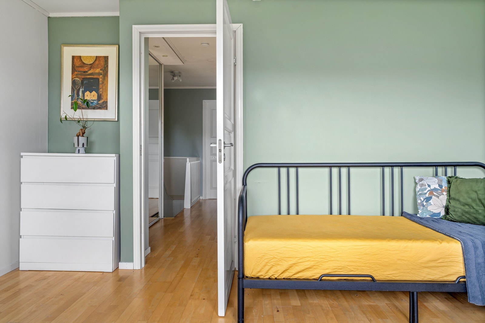 Rom i første etasje benyttes i dag som kontor/gjesterom, men kan enkelt deles i to ved behov. Galleribilde