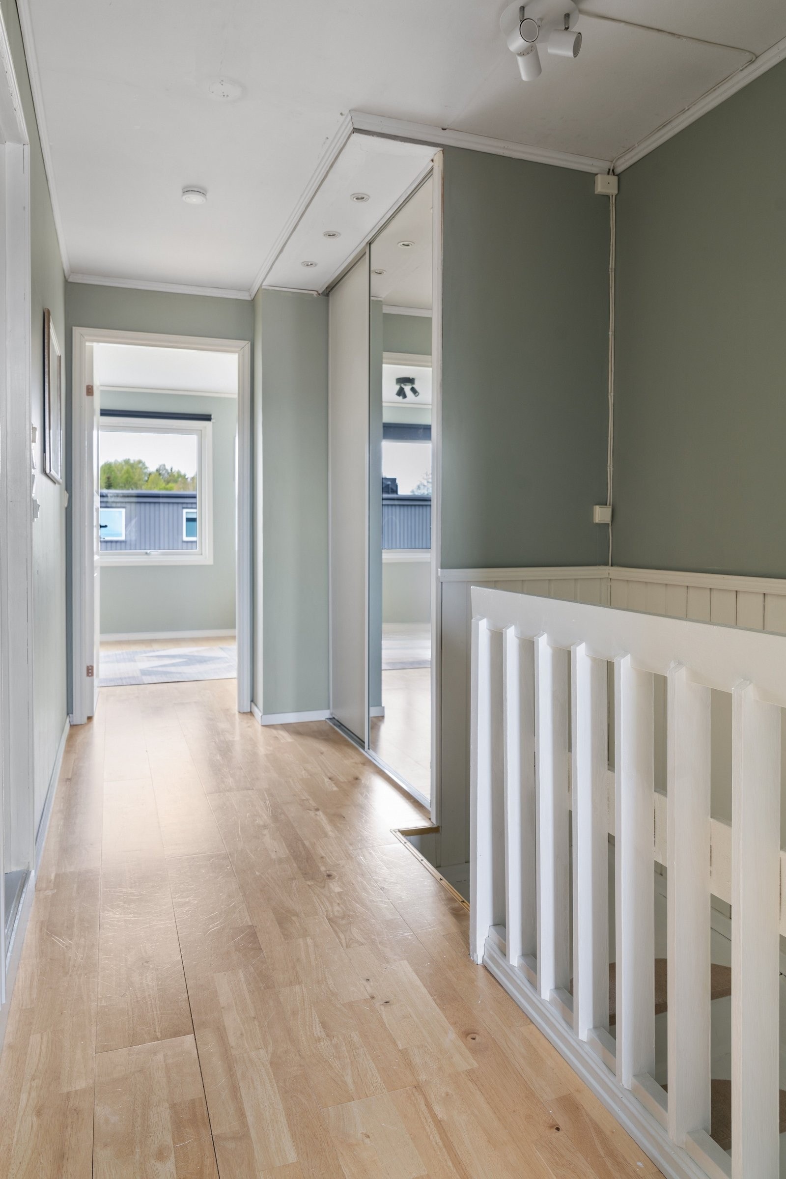 I gangen finnes også et stort oppbevaringsskap med speil. Galleribilde