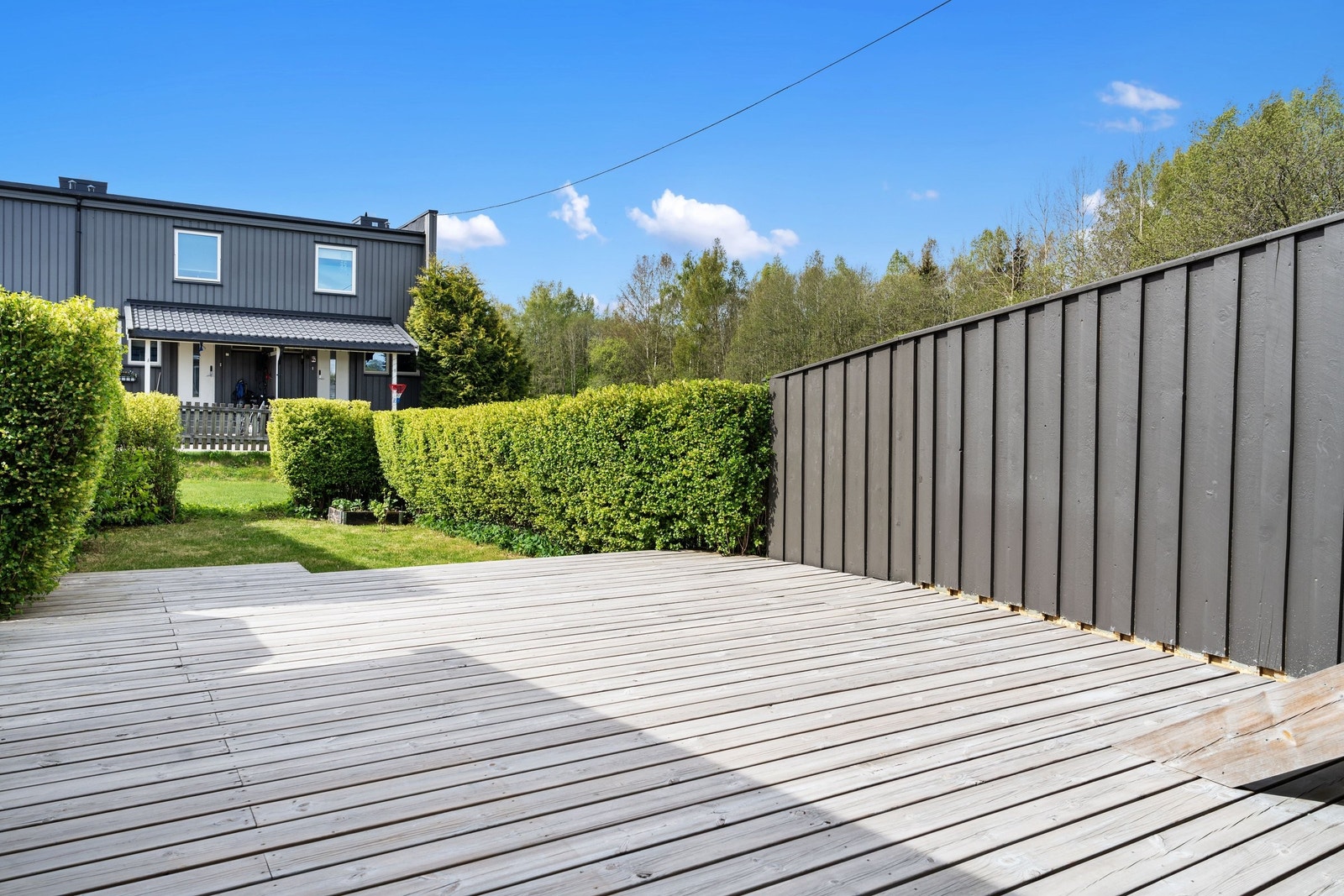 Fra terrassen kan du gå videre ut i hyggelig hageparsell med gode solforhold. Boligen har en nydelig og solrik hage med en liten ribsbusk og jordbærplanter Galleribilde