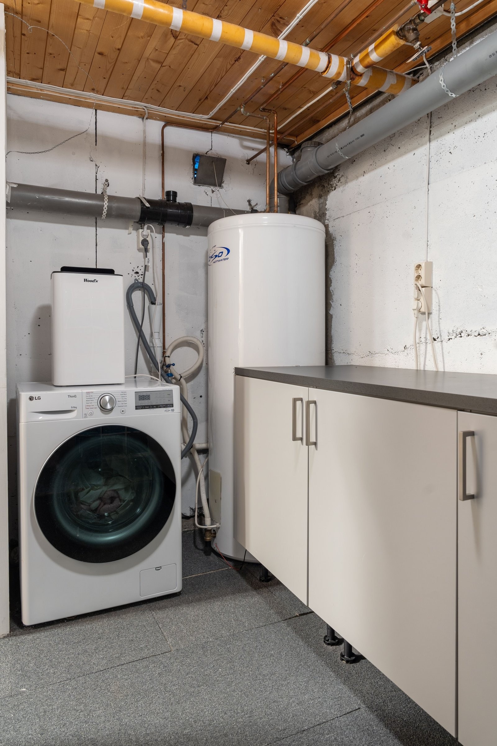 Nyere vaskemaskin med tørketrommel følger med på kjøpet. Veldig god oppbevaringsplass. Galleribilde