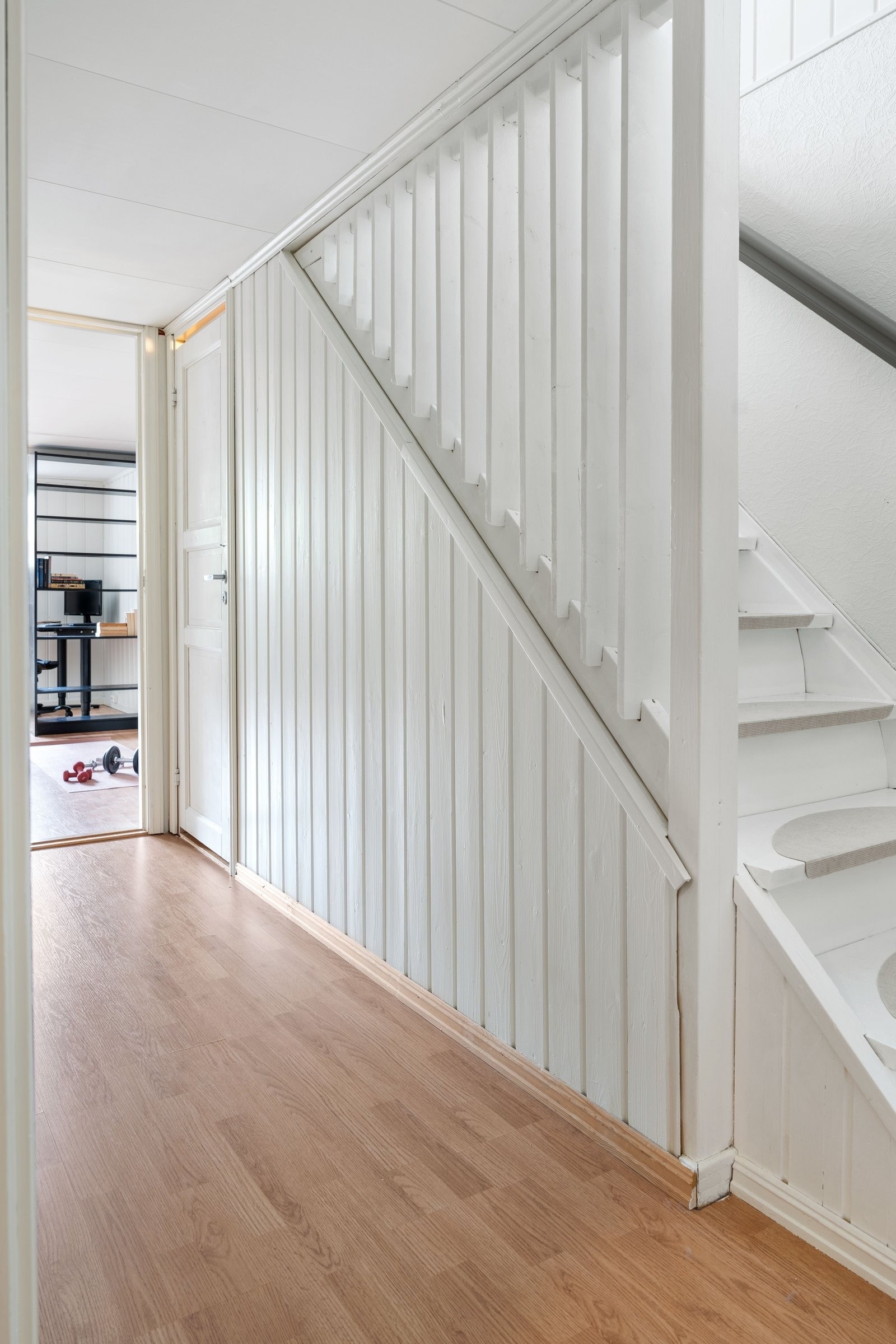 I underetasjen finner du et romslig hobbyrom, et vaskerom med toalett og to boder. Galleribilde