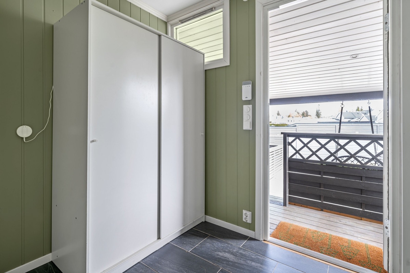 Hyggelig entré med garderobeskap og mulighet for oppheng av yttertøy og plassering av sko. Galleribilde