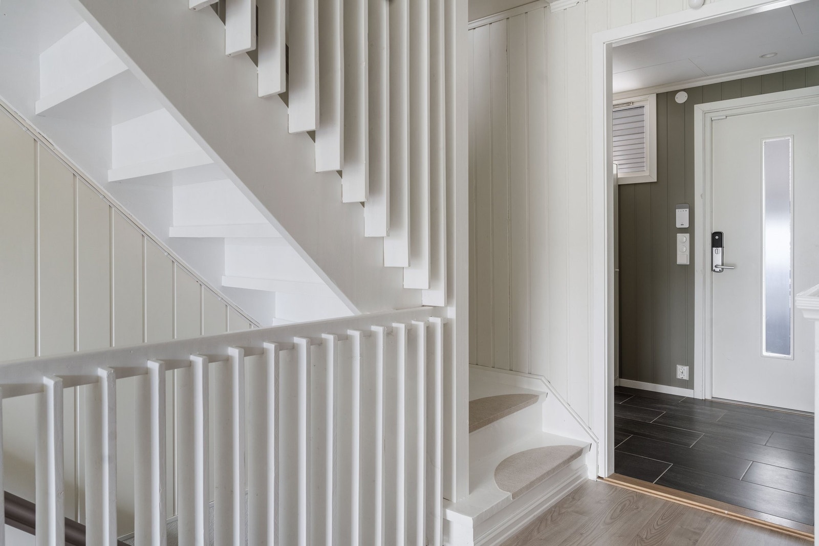 Nyoppusset trapp med elegante detaljer og moderne uttrykk. Galleribilde