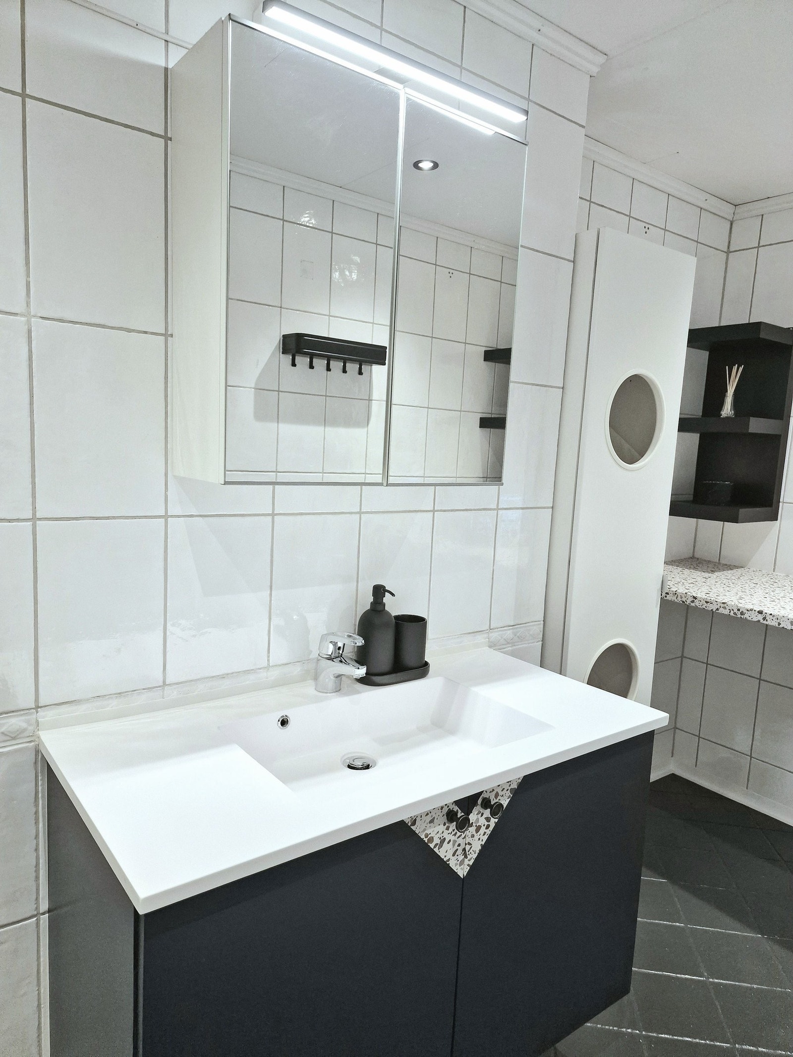 Boligen har et baderom med fliser på vegger og gulv, og underliggende gulvvarme. Galleribilde