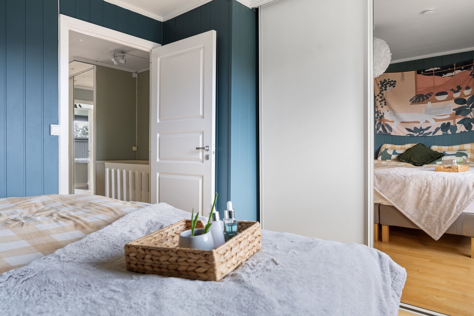 Soverommet har garderobeløsning med speil. Galleribilde