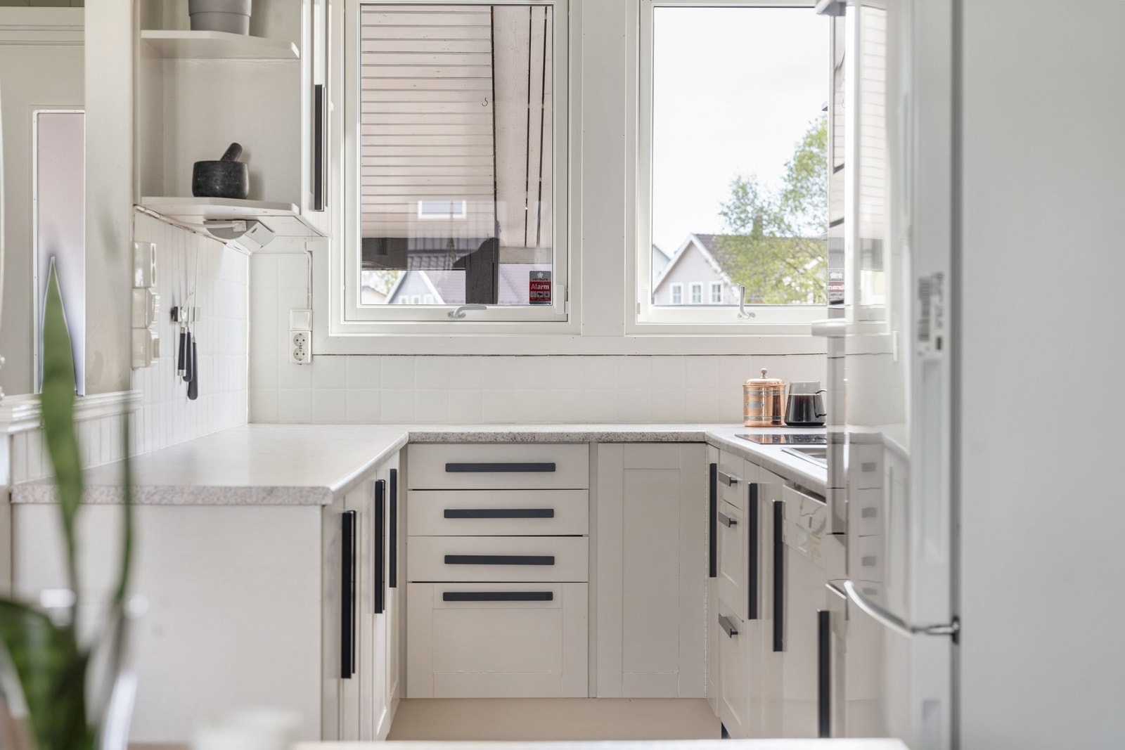 Kjøkkenet er i klassisk stil med lyse fronter og laminatbenkeplate med nedfelt oppvaskkum. Galleribilde