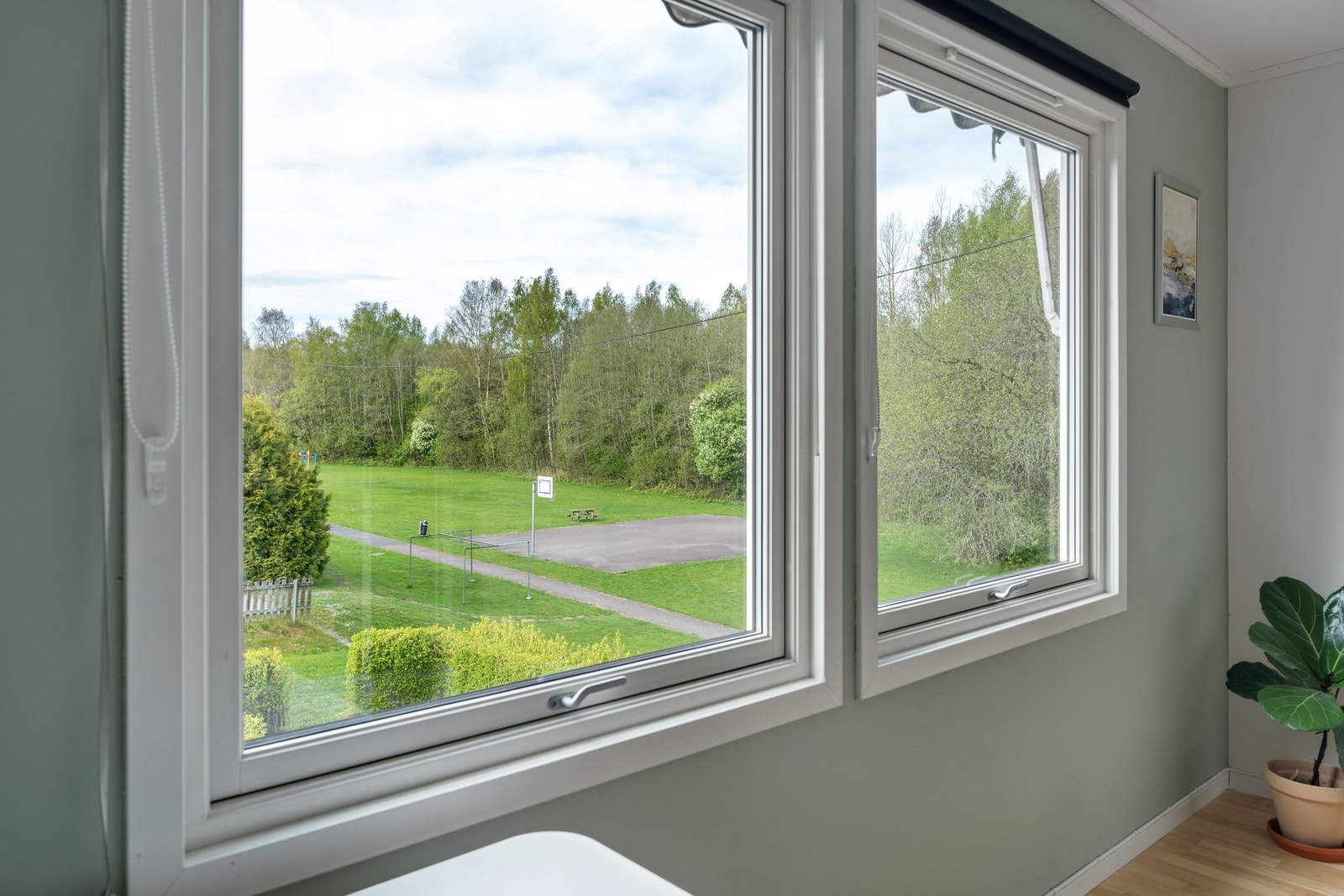 Store vinduer og fin utsikt. Galleribilde