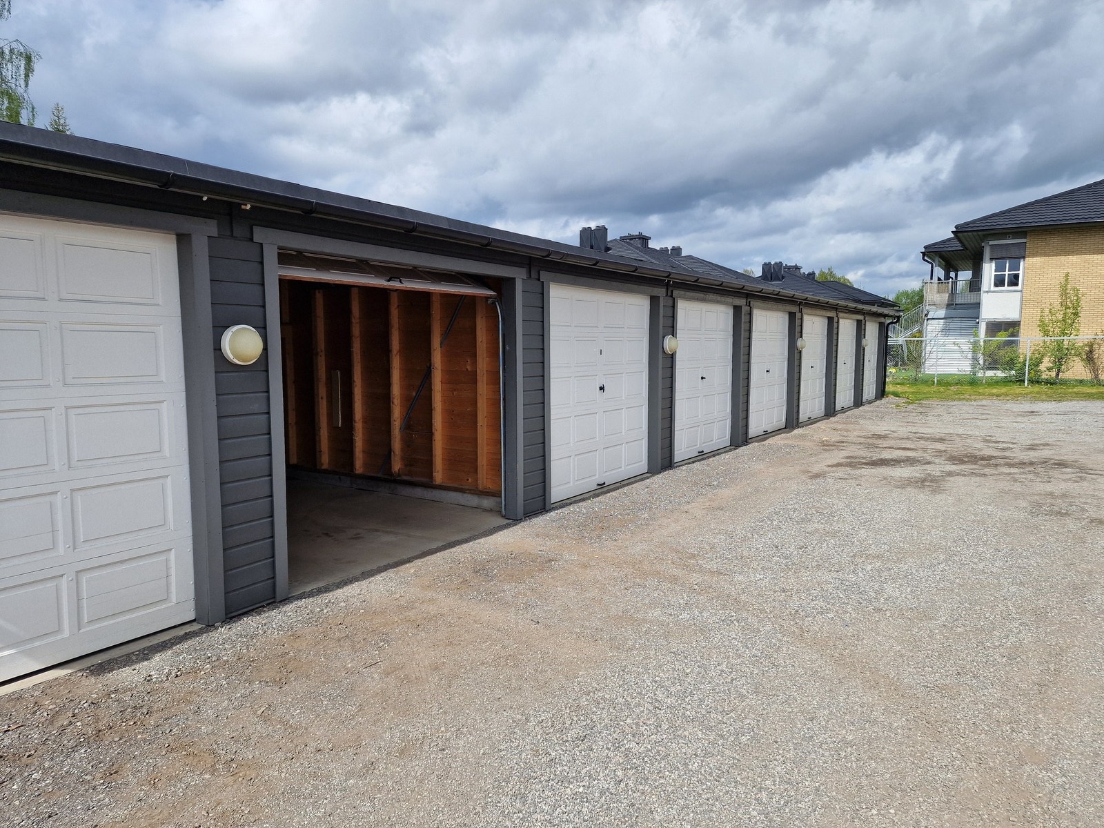 Boligen disponerer garasjeplass med elbil-lader og biloppstillingsplass. Galleribilde