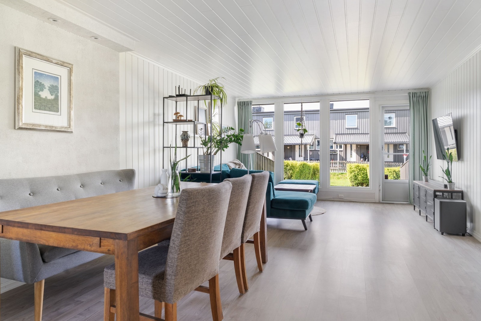 Huset har et hyggelig allrom med stue og kjøkken i åpen og sosial løsning. Galleribilde