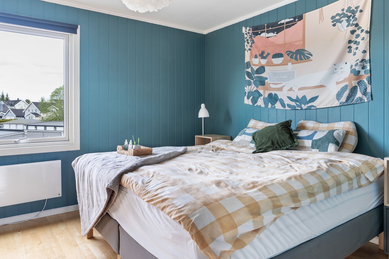 Hovedsoverommet har god plass til dobbeltseng med tilhørende nattbord. Galleribilde