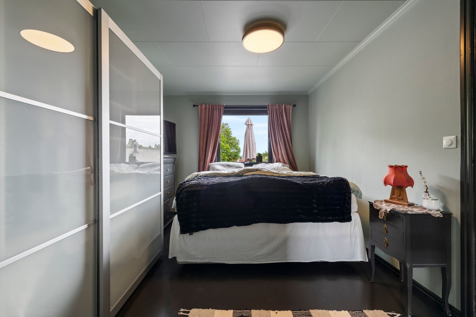 Stor soverom med garderobe Galleribilde