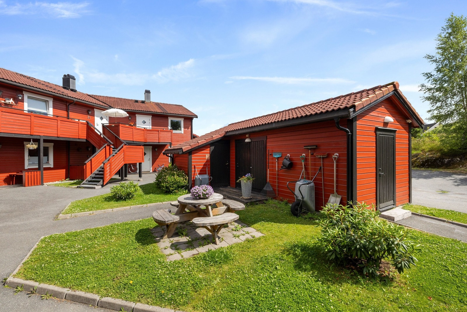 Hyggelig uteplass foran Galleribilde