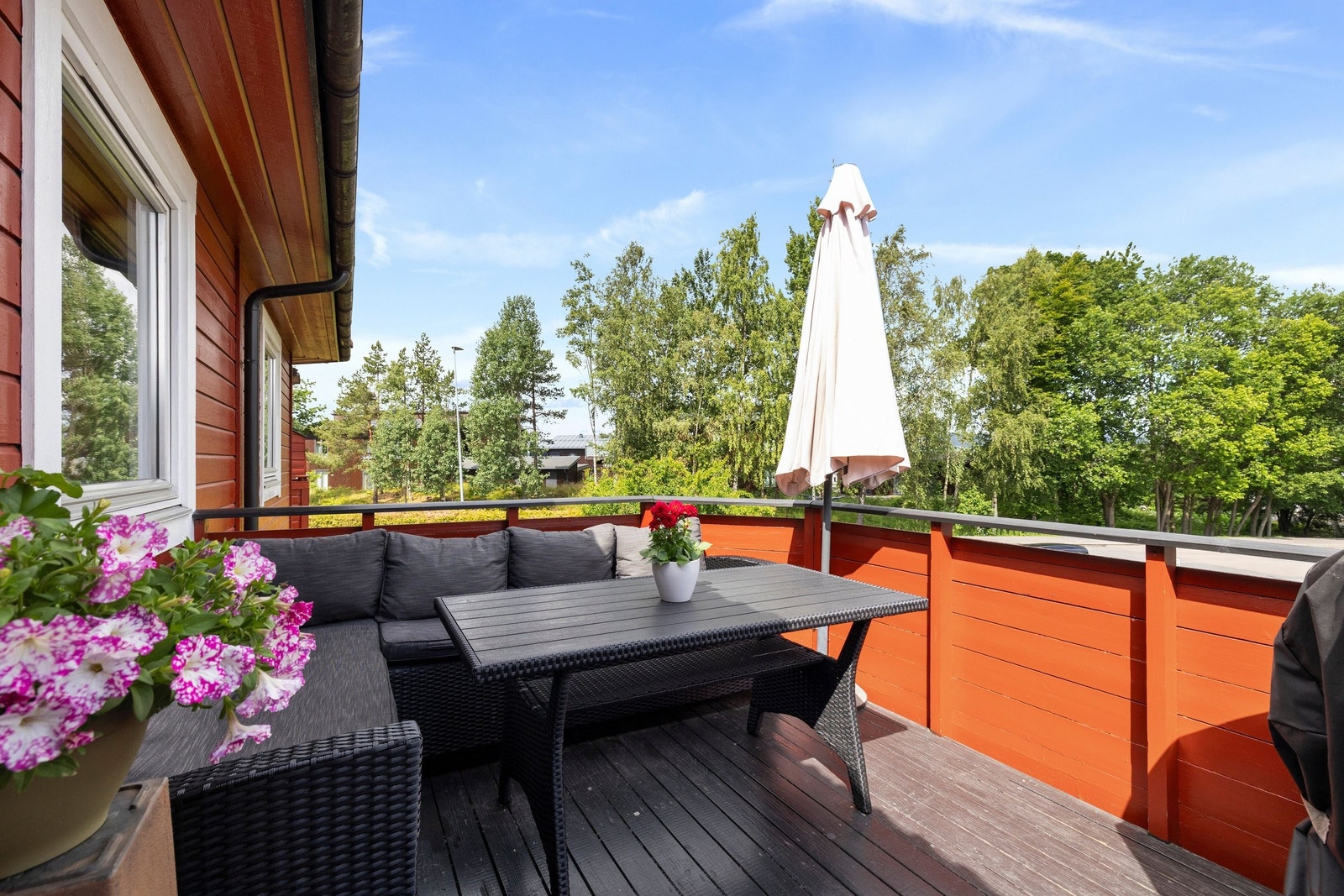 Fin uteplass med kveldssol og grilling Galleribilde