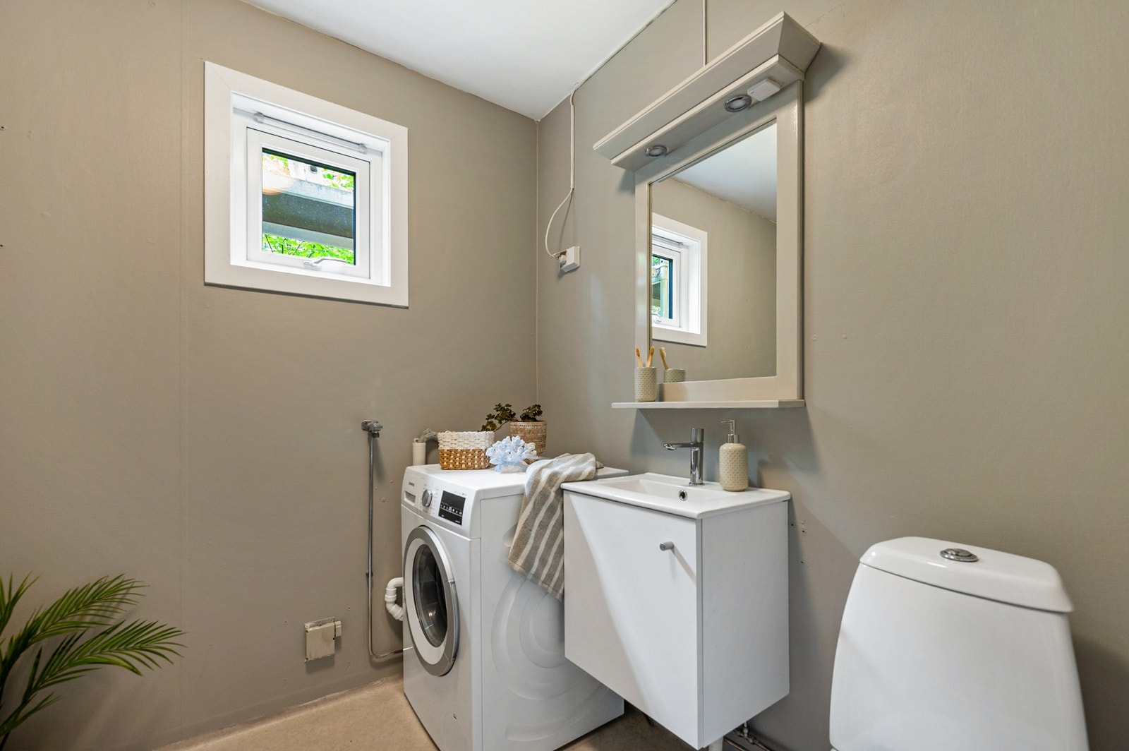 Badet er innredet med dusjkabinett og dusjarmatur, samt frittstående toalett. Galleribilde