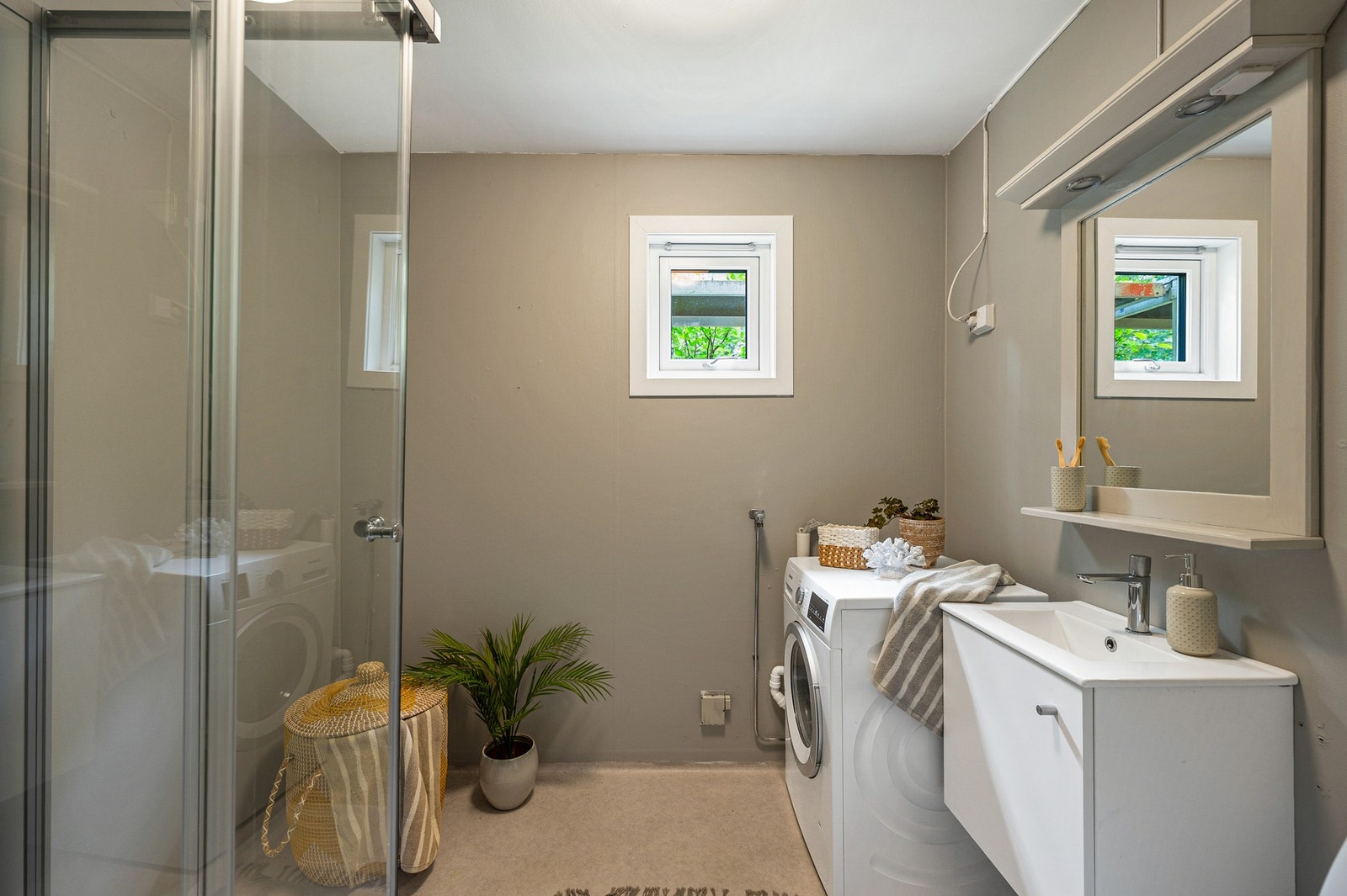 Badet har opplegg for vaskemaskin som gjør vasking mer praktisk. Galleribilde