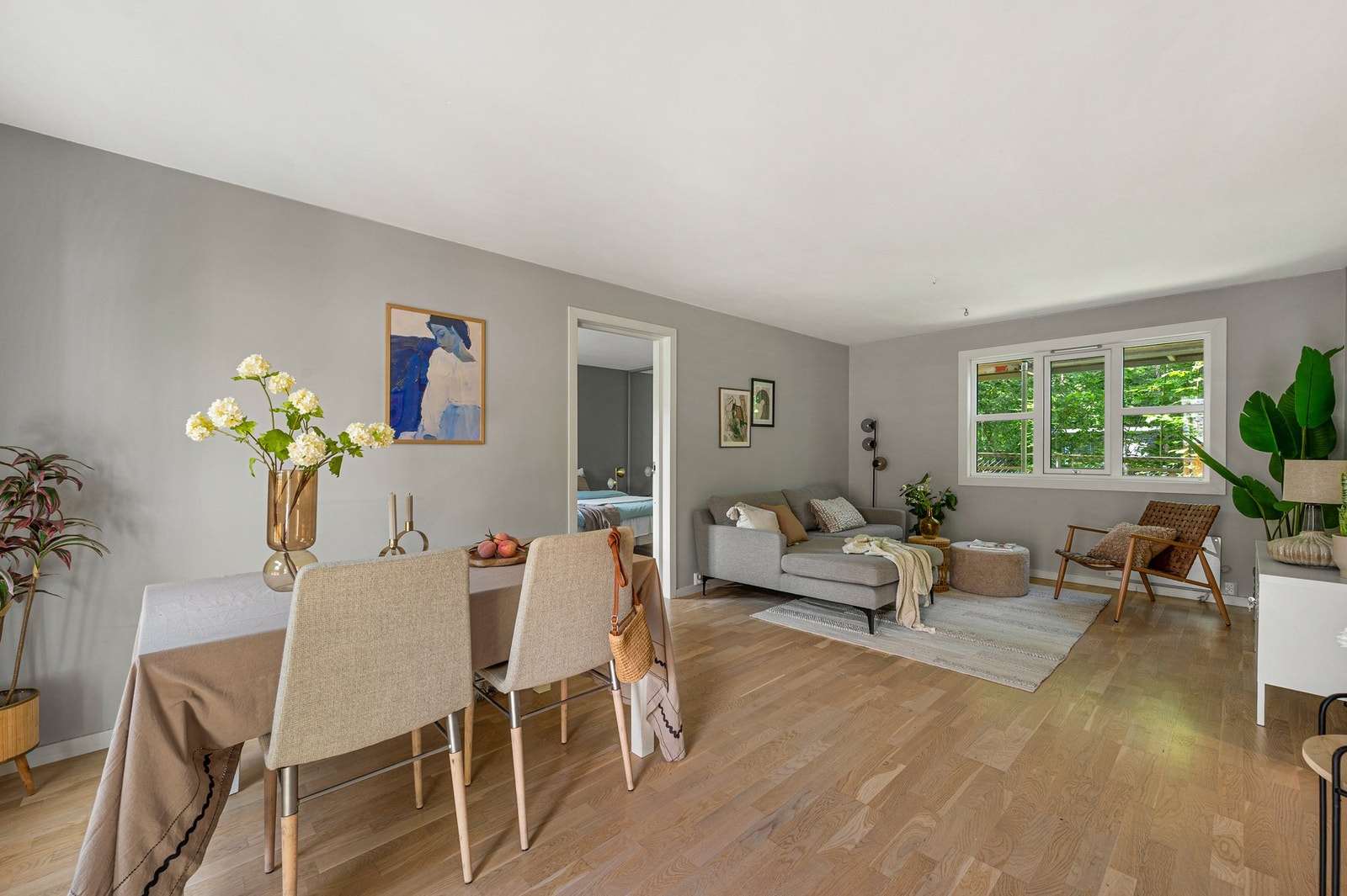 Stuen har rikelig med plass til et spisebord med tilhørende møbler - perfekt for hyggelige måltider og selskap. Galleribilde