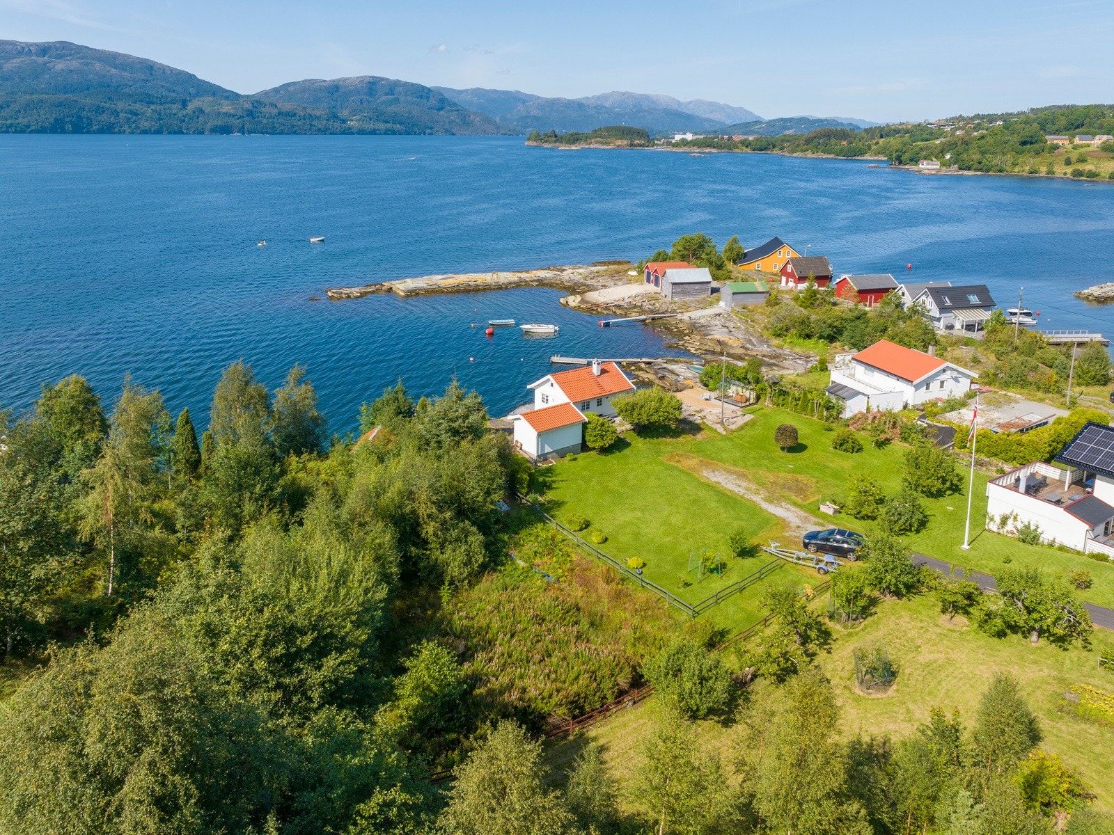 Hele eiendommen ligger i 100m-beltet fra sjø Galleribilde