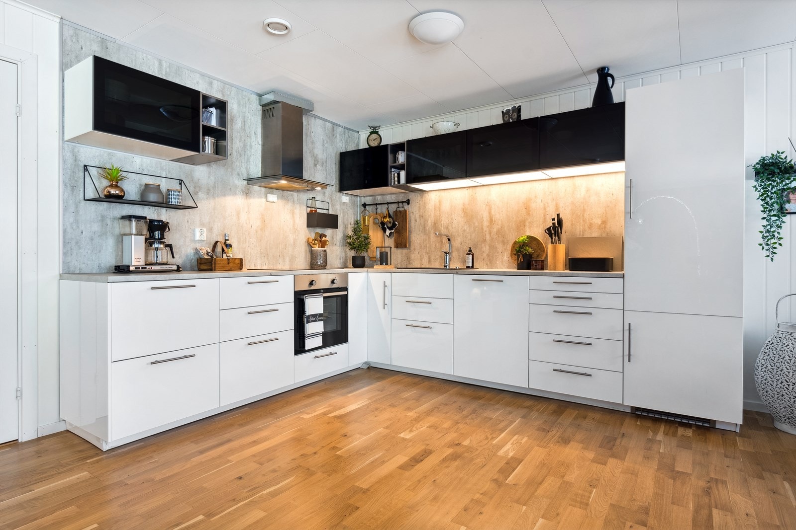 Kjøkken med i innebygde hvitevarer Galleribilde