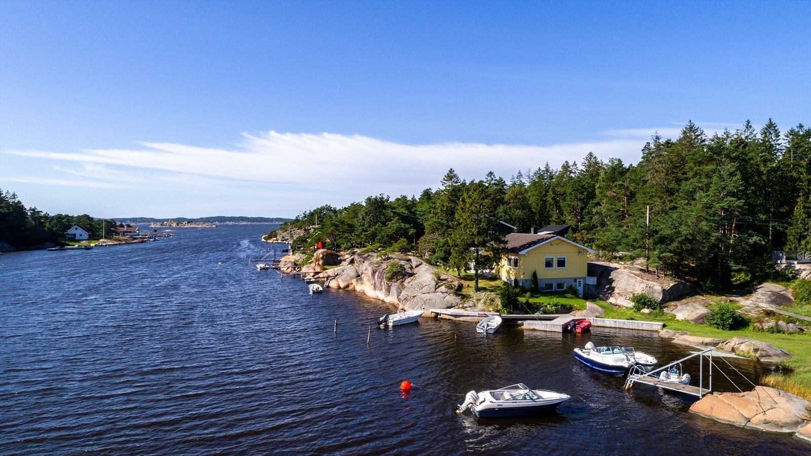 Kaholmen 39 ligger på sydspissen av Kråkerøy i et idyllisk landskap med åpne svaberg og den lune Bjørnevågkilen. Galleribilde