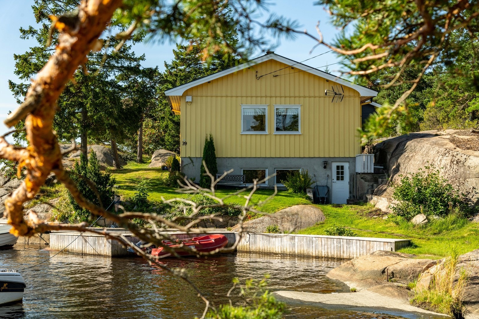 Underetasjen har egen inngang - her finner du soverom/stue, enkelt bad og boder. Galleribilde