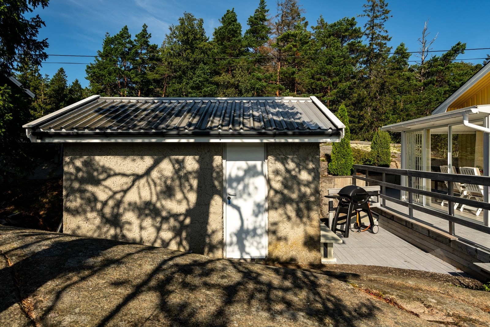 Et anneks med vedbod ligger inntil terrassen. Her finner vi et sommerlig rom med vindu og fire sengeplasser. Galleribilde