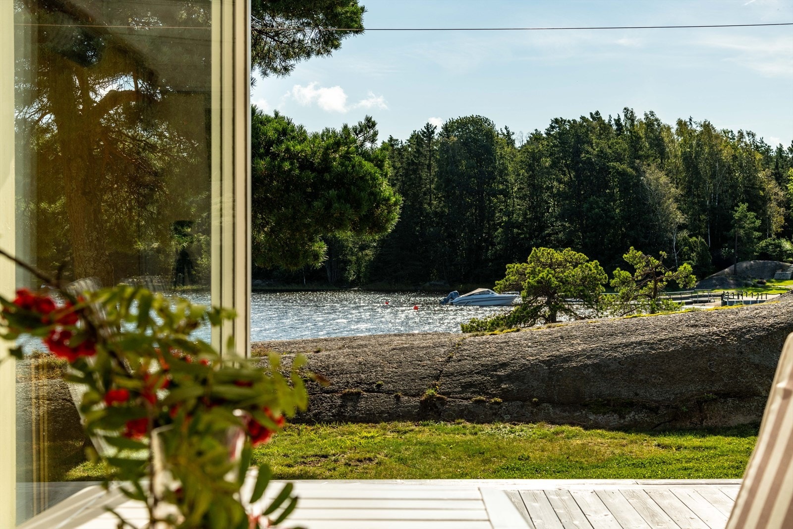 På sørsiden brer terrassen seg ut mot den beste utsikten åpen og deilig. Den ble oppført i 2015 og strekker seg og langs deler av østveggen der den får takoverbygg. Galleribilde