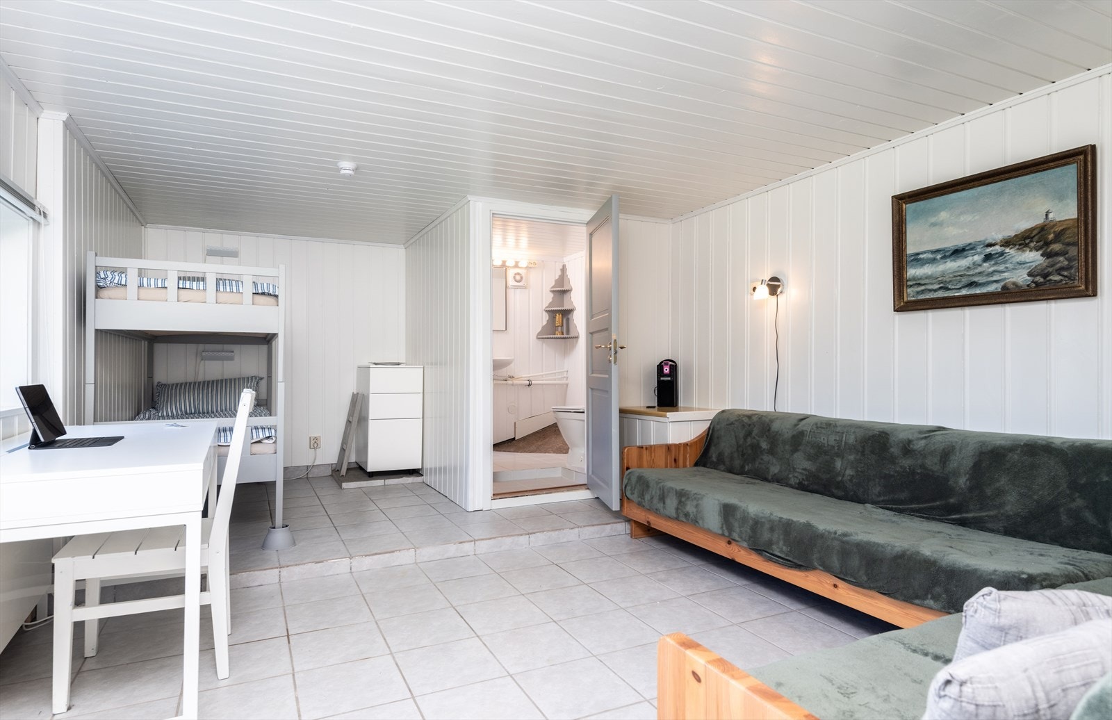 Kjelleren er en fin plass hvor gjestene kan få sin egen avdeling. Innredet med køyeseng og sovesofaer. Galleribilde
