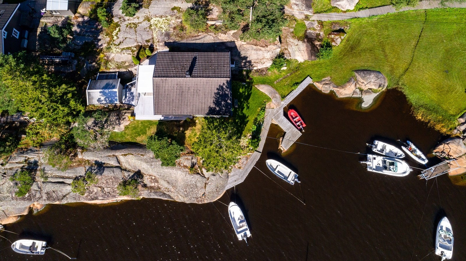 Eiendommen består av hytte med innredet kjeller, innglasset veranda og båtplass. Galleribilde