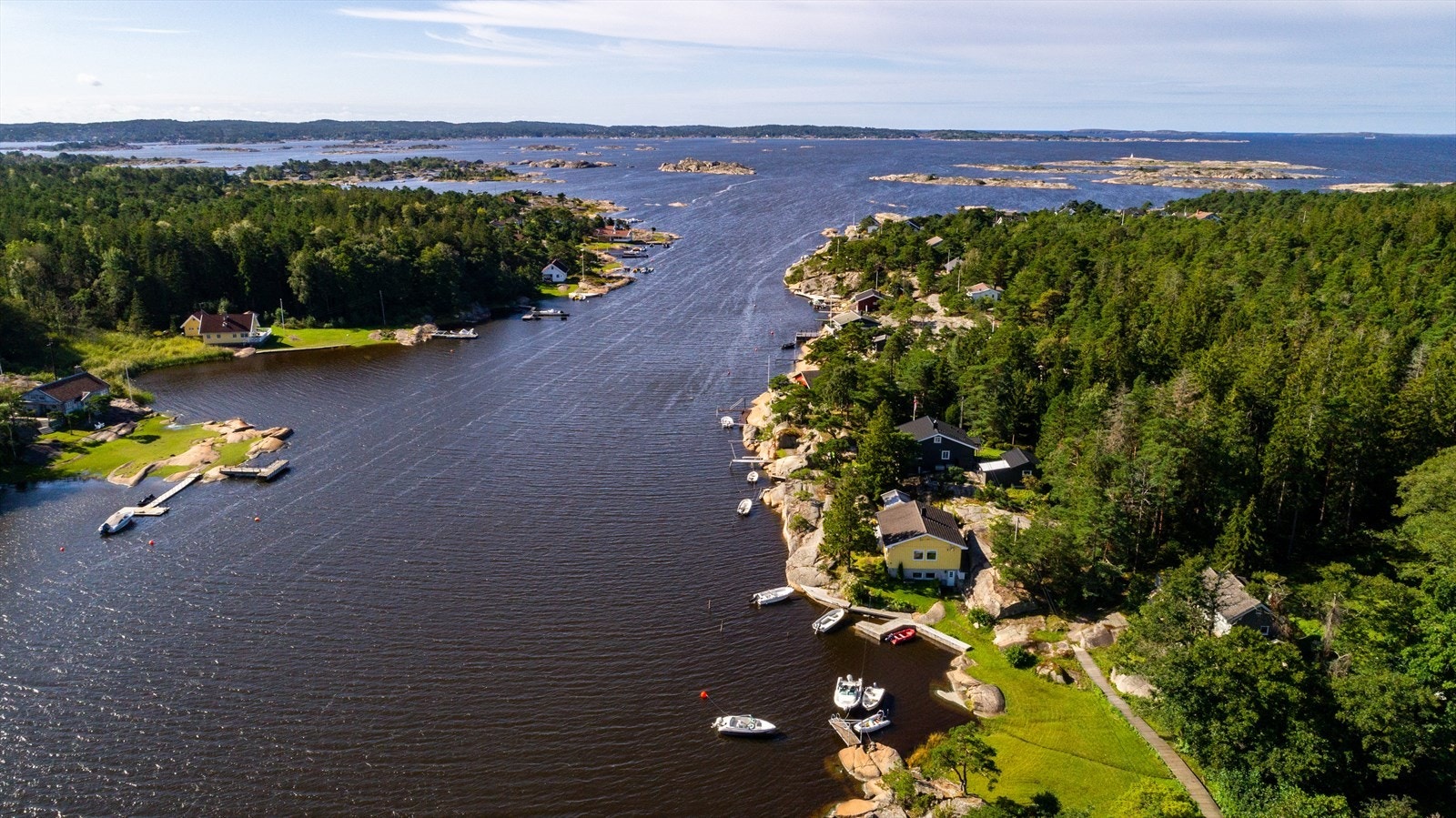 Hytta ligger ut mot Bjørnevågkilen, en kile som strekker seg en kilometer langs Kaholmens ene side, og Kaholmen er strengt tatt ikke en holme heller. Her er både suverene bademuligheter og båtplasser. Galleribilde