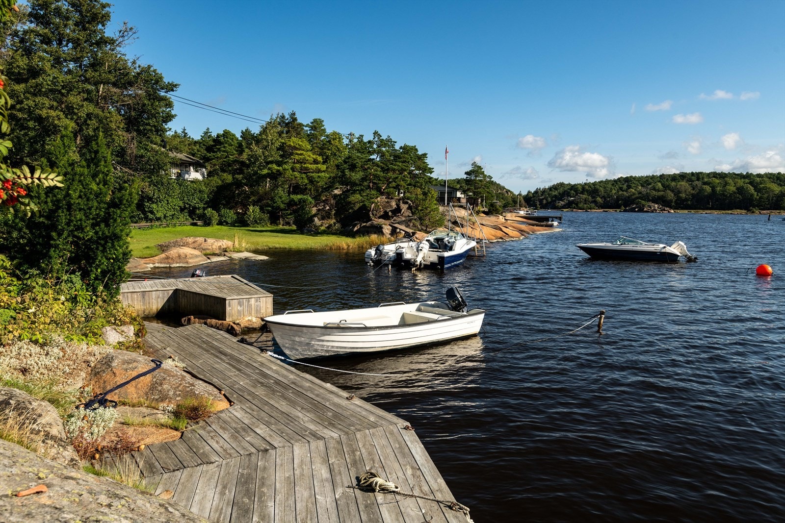 Med eiendommen følger en båtplass på brygge felles med naboen. Galleribilde