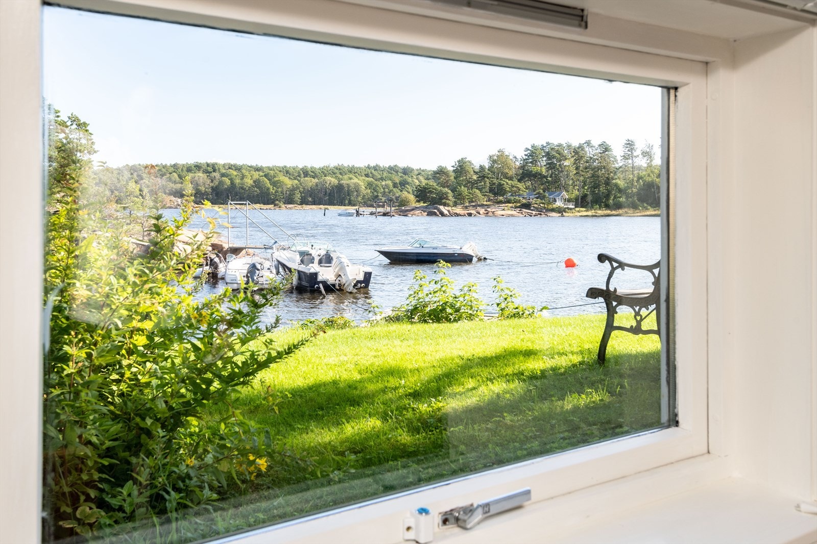 Selv fra underetasjen er det utsikt mot vannet. Galleribilde